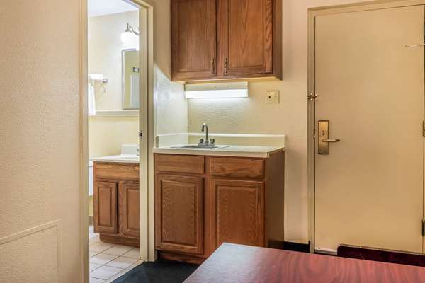  - Econo Lodge Airport Reading