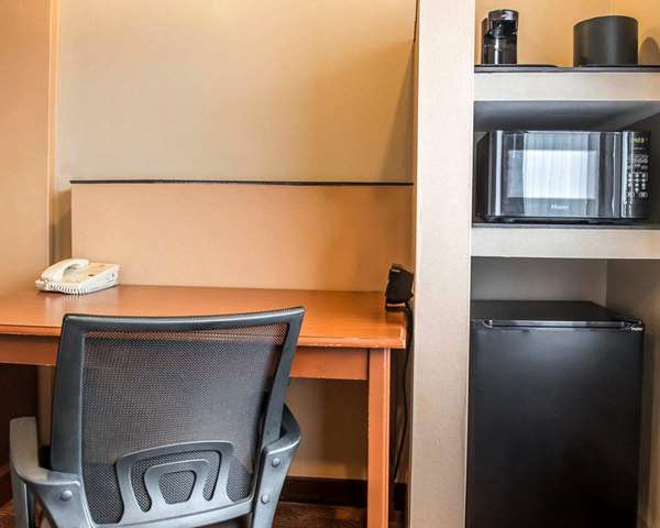  - Comfort Suites Monaca - I-376, Exit 39