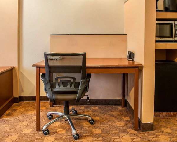 - Comfort Suites Monaca - I-376, Exit 39