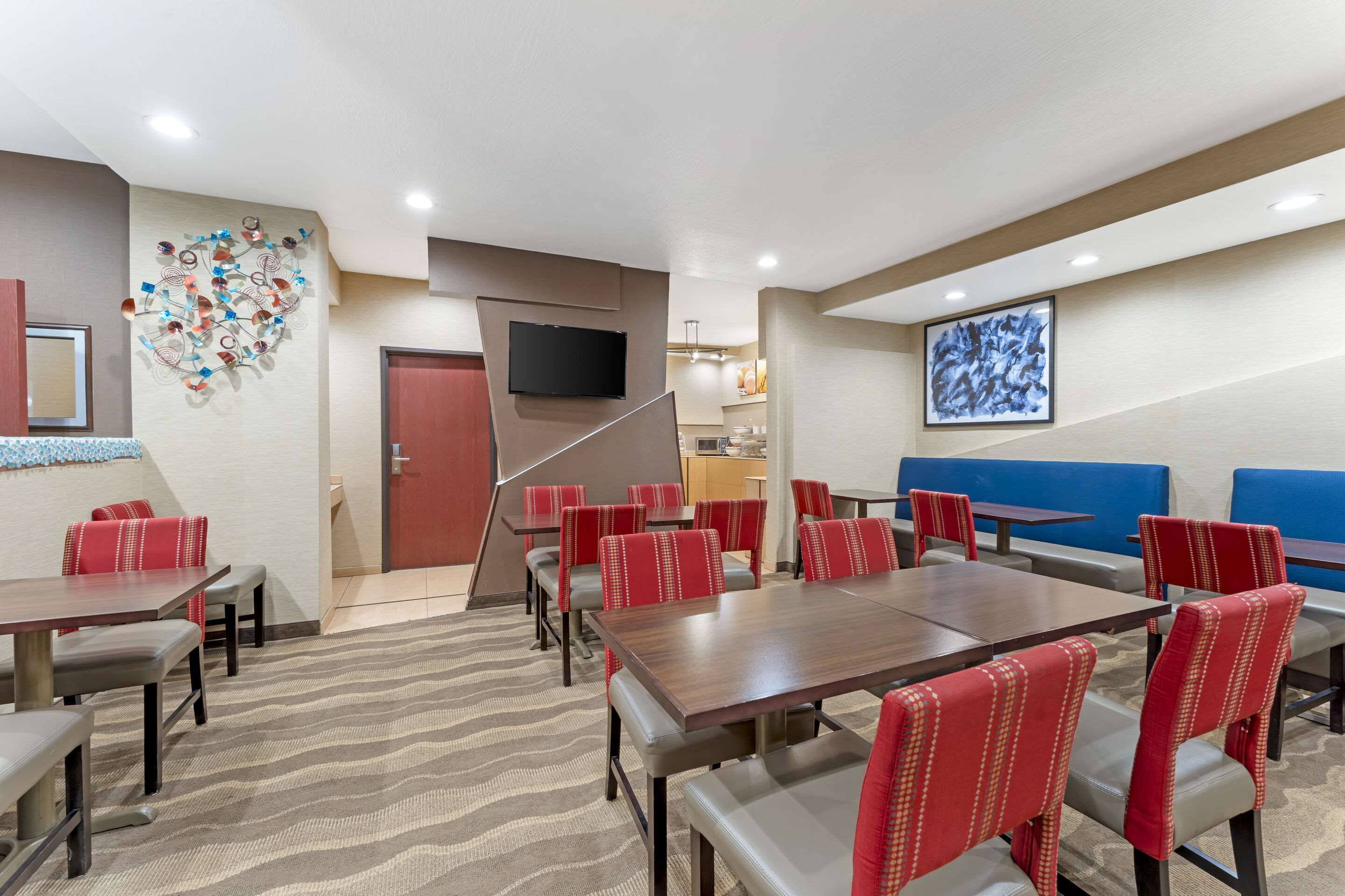 Enjoy breakfast in this seating area | Comfort Suites Monaca