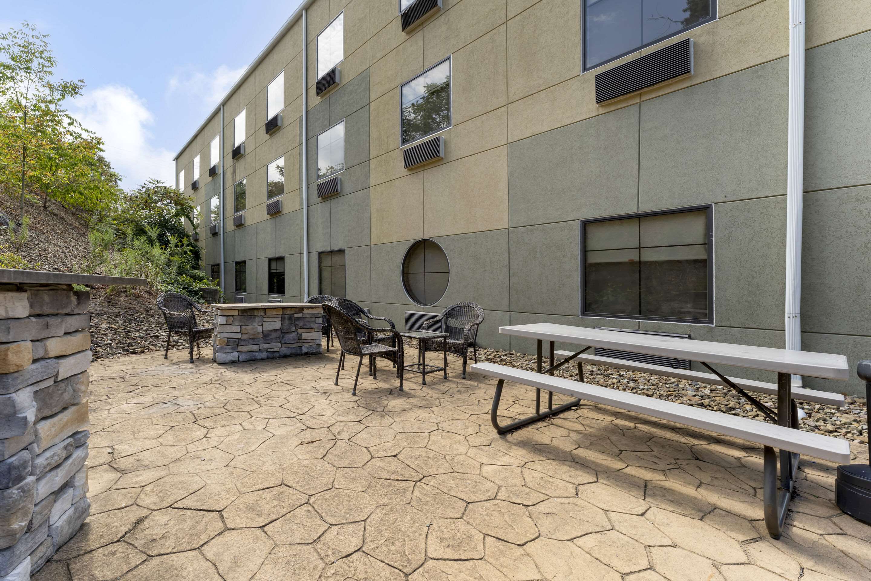 Barbecue area | Comfort Suites Monaca