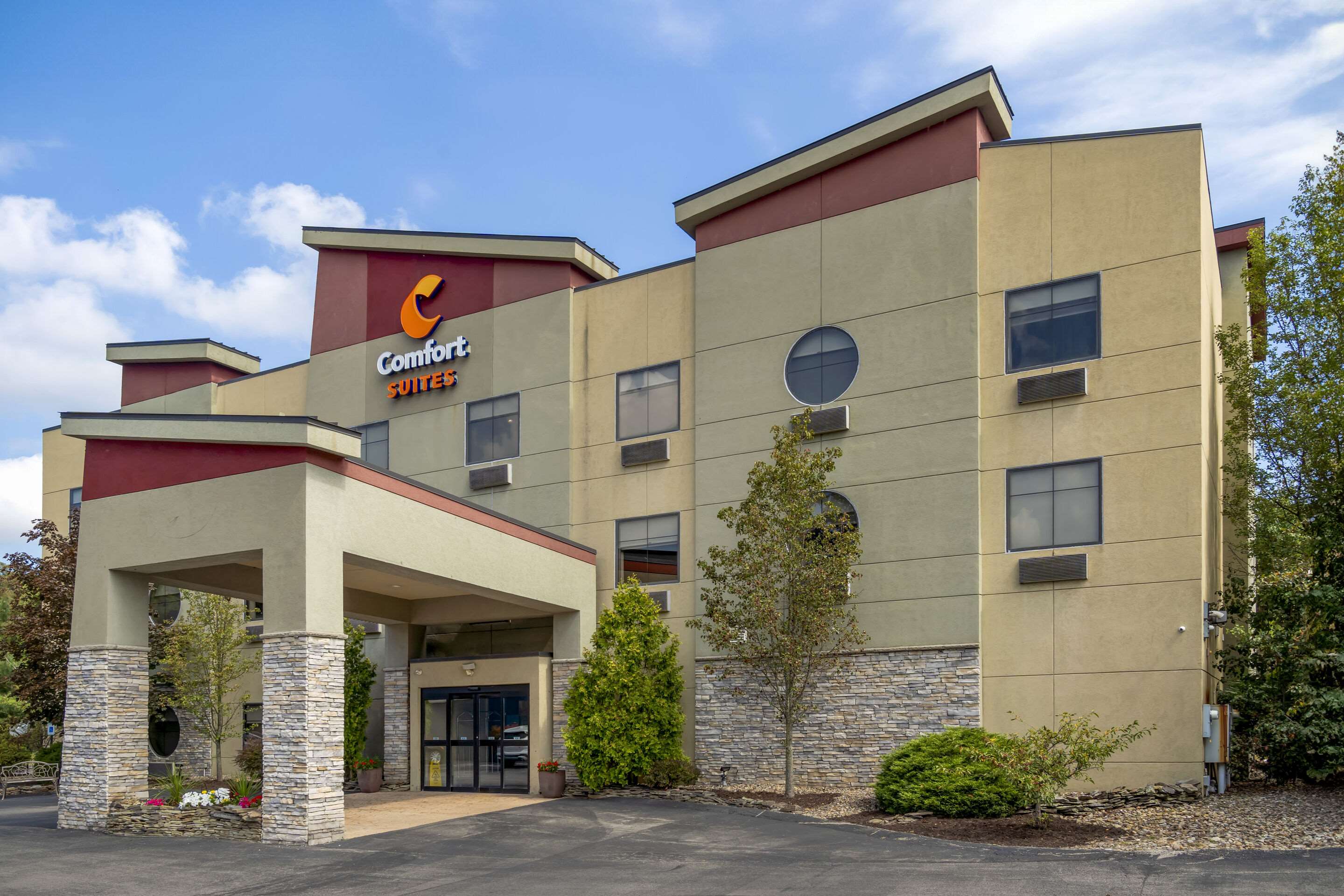 Hotel exterior | Comfort Suites Monaca