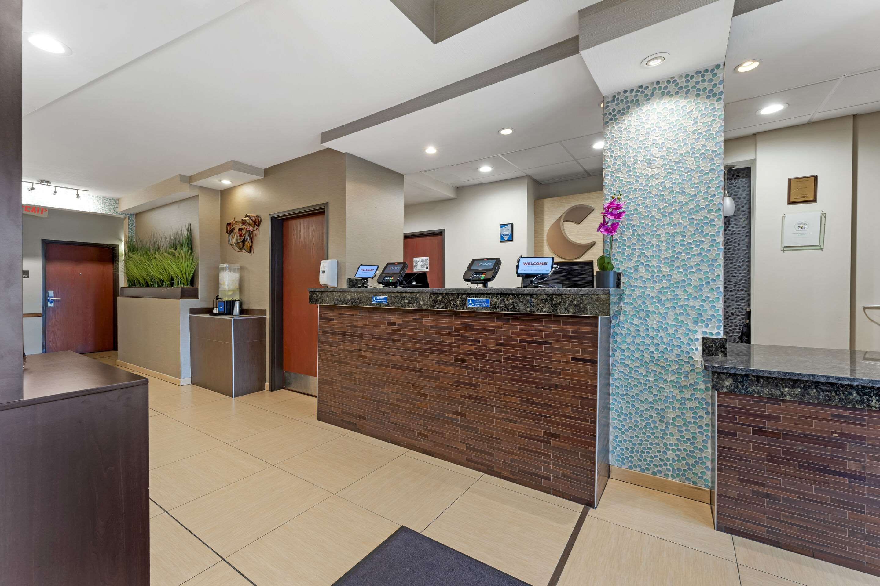 Front desk | Comfort Suites Monaca
