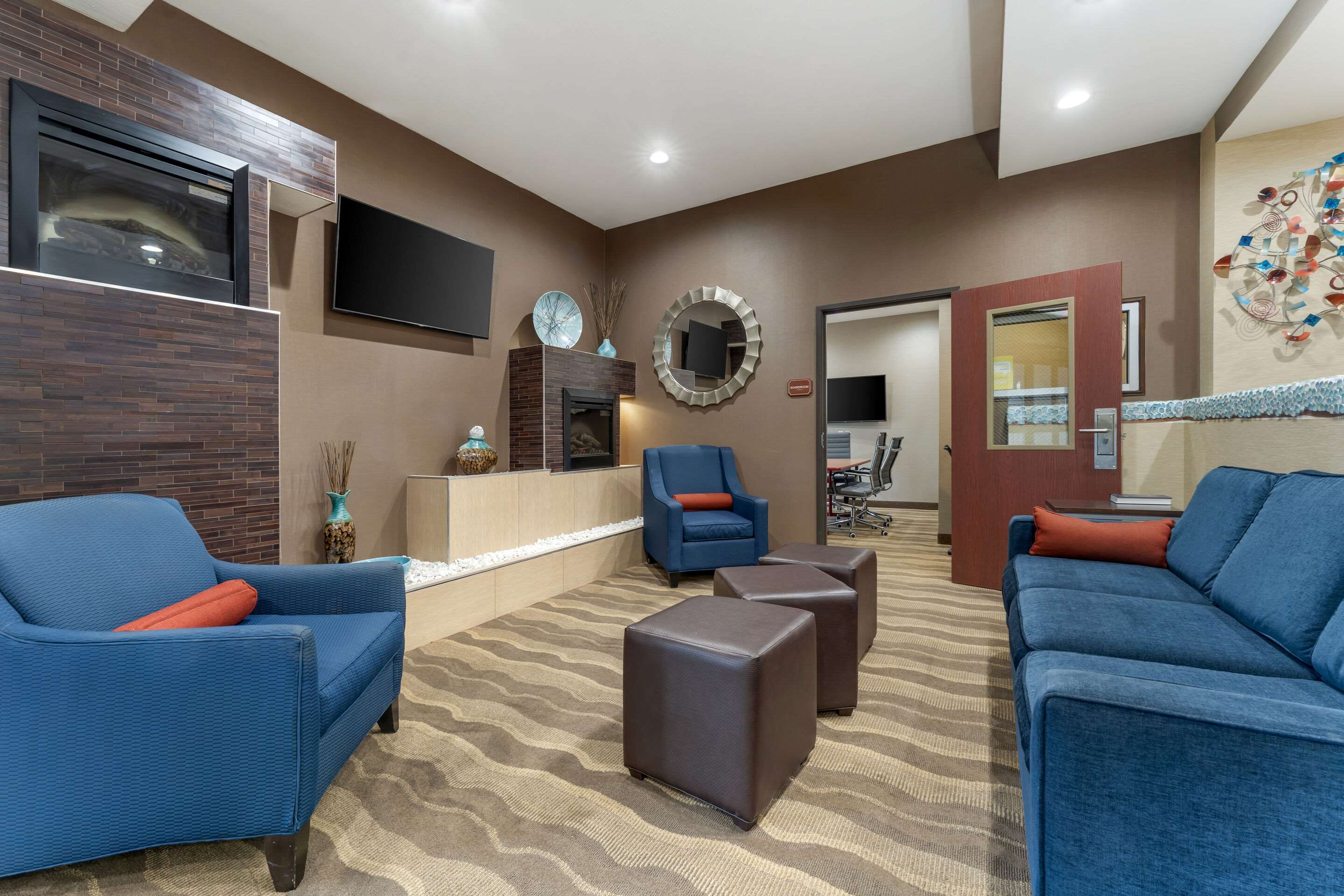 Lobby with sitting area | Comfort Suites Monaca