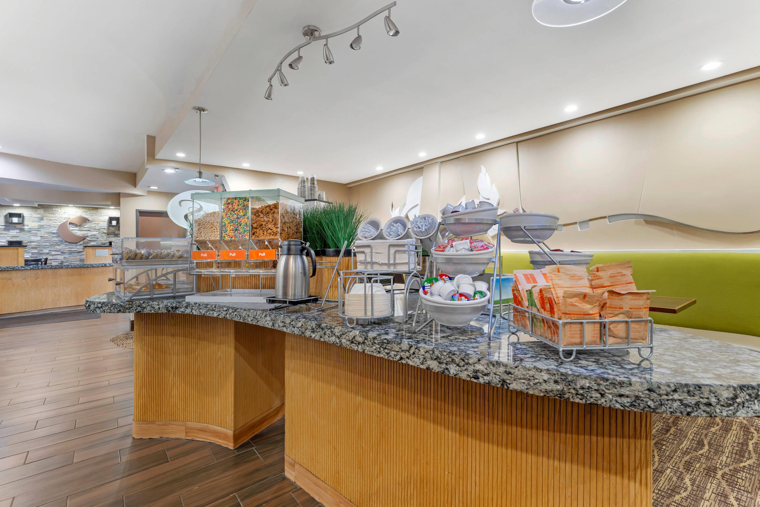 Breakfast area | Comfort Suites Monroeville