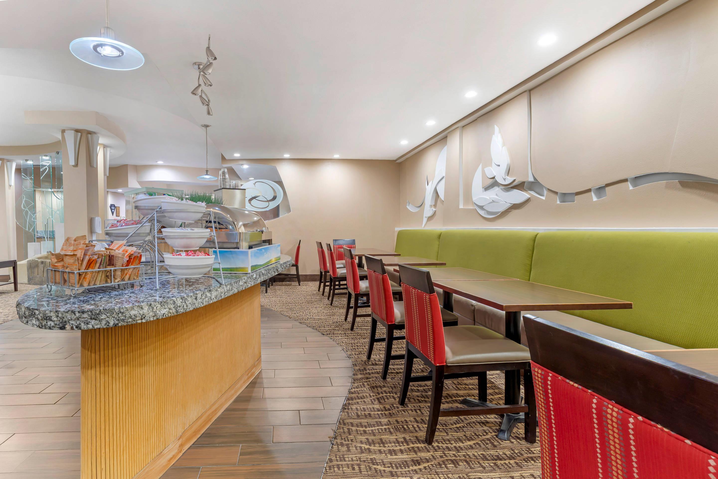 Breakfast area | Comfort Suites Monroeville