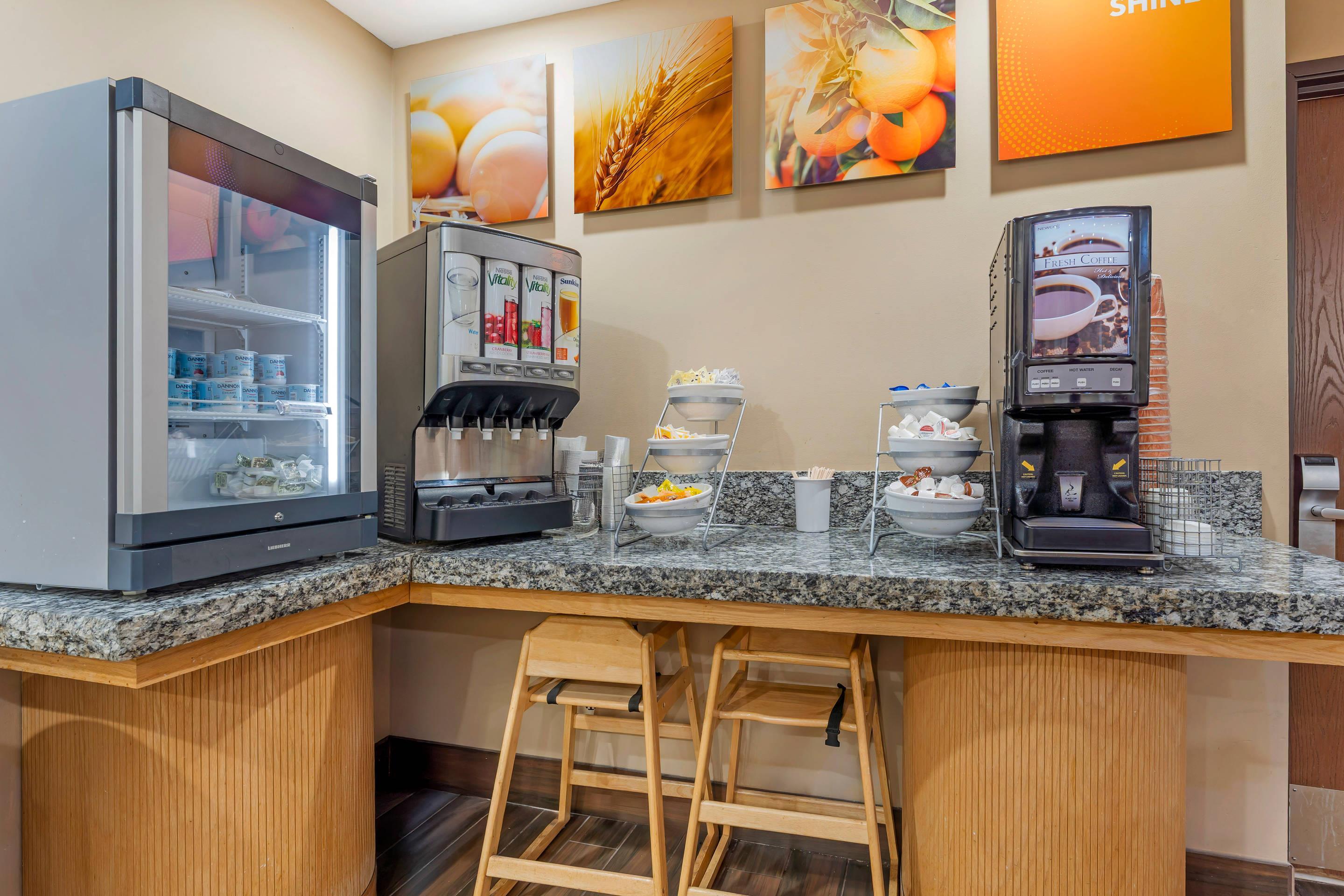 Breakfast area | Comfort Suites Monroeville