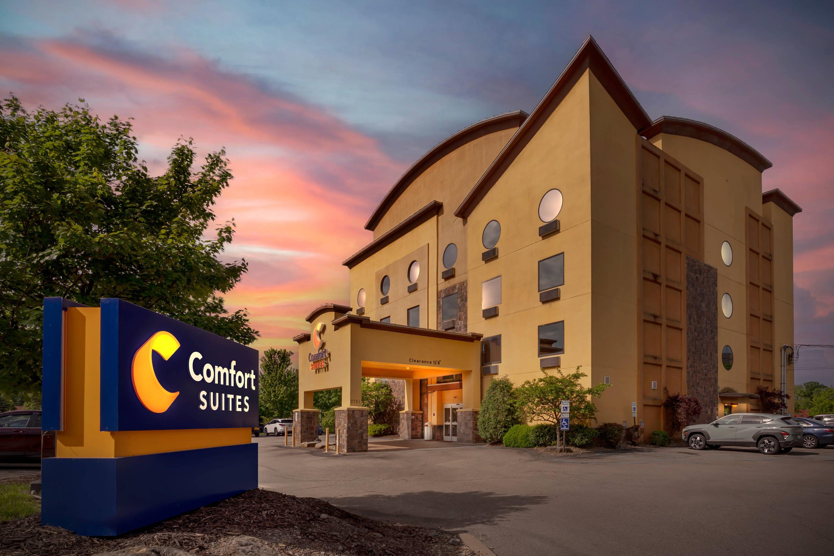 Hotel at night | Comfort Suites Monroeville