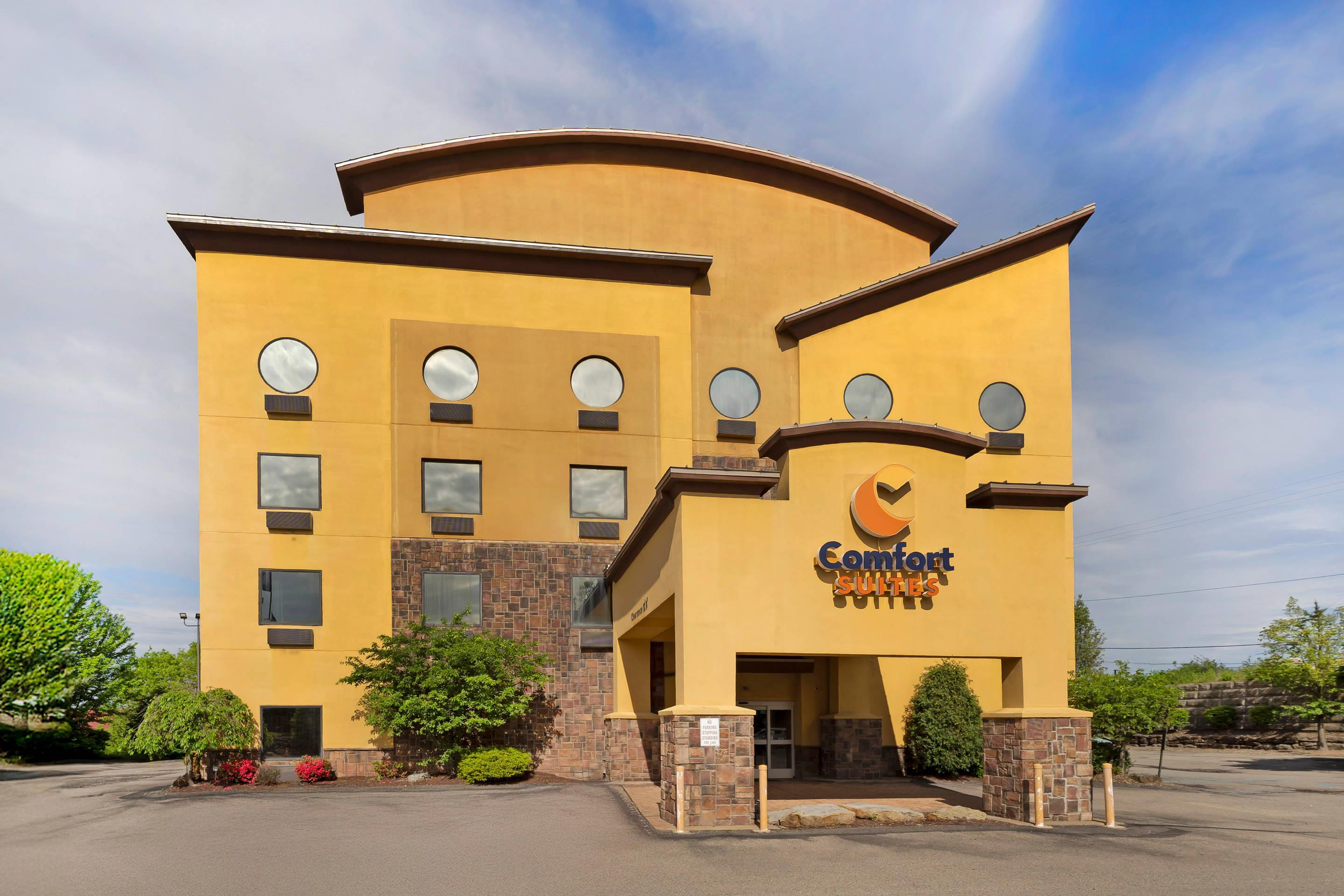 Hotel exterior | Comfort Suites Monroeville