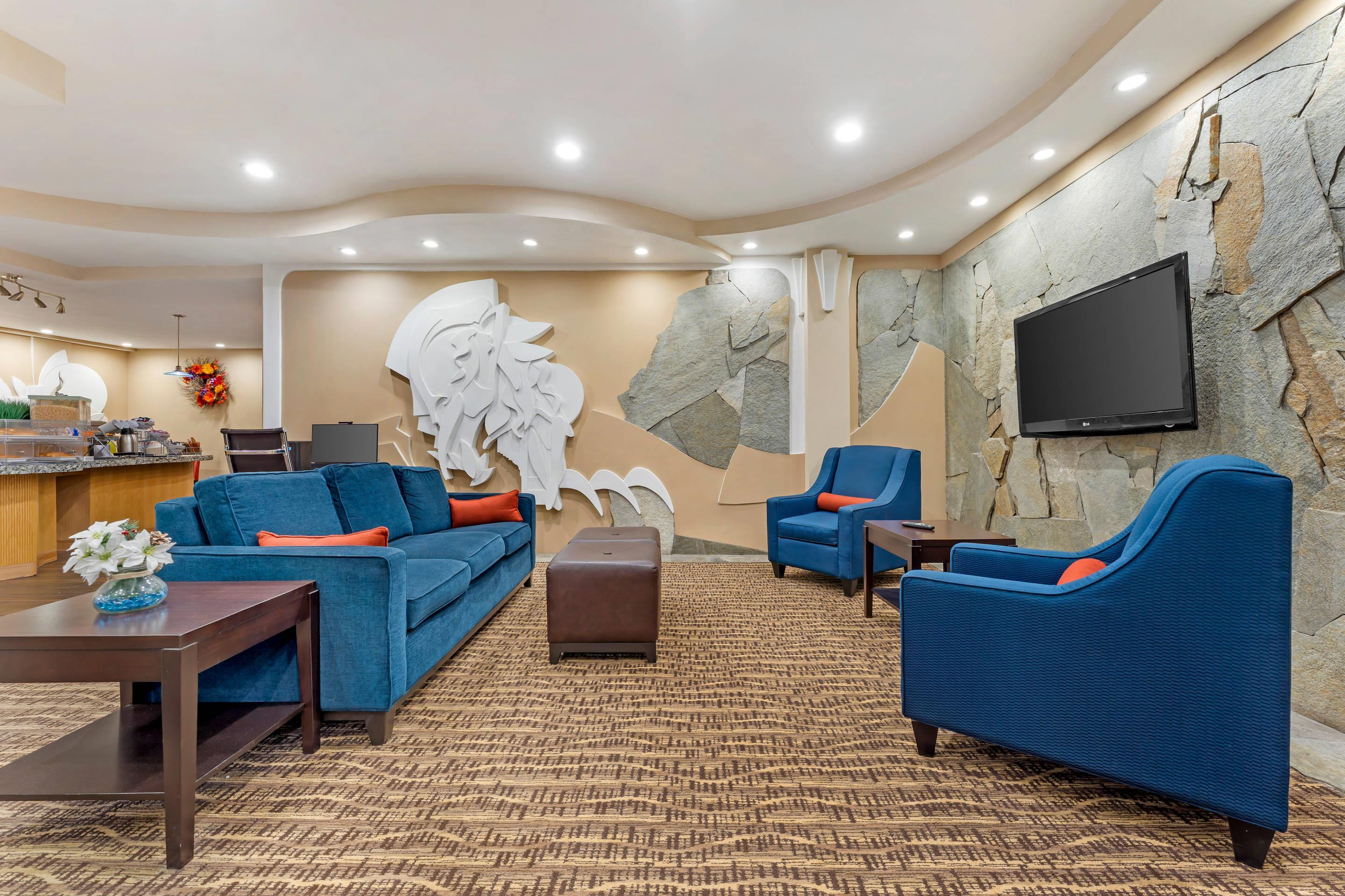 Hotel lobby | Comfort Suites Monroeville