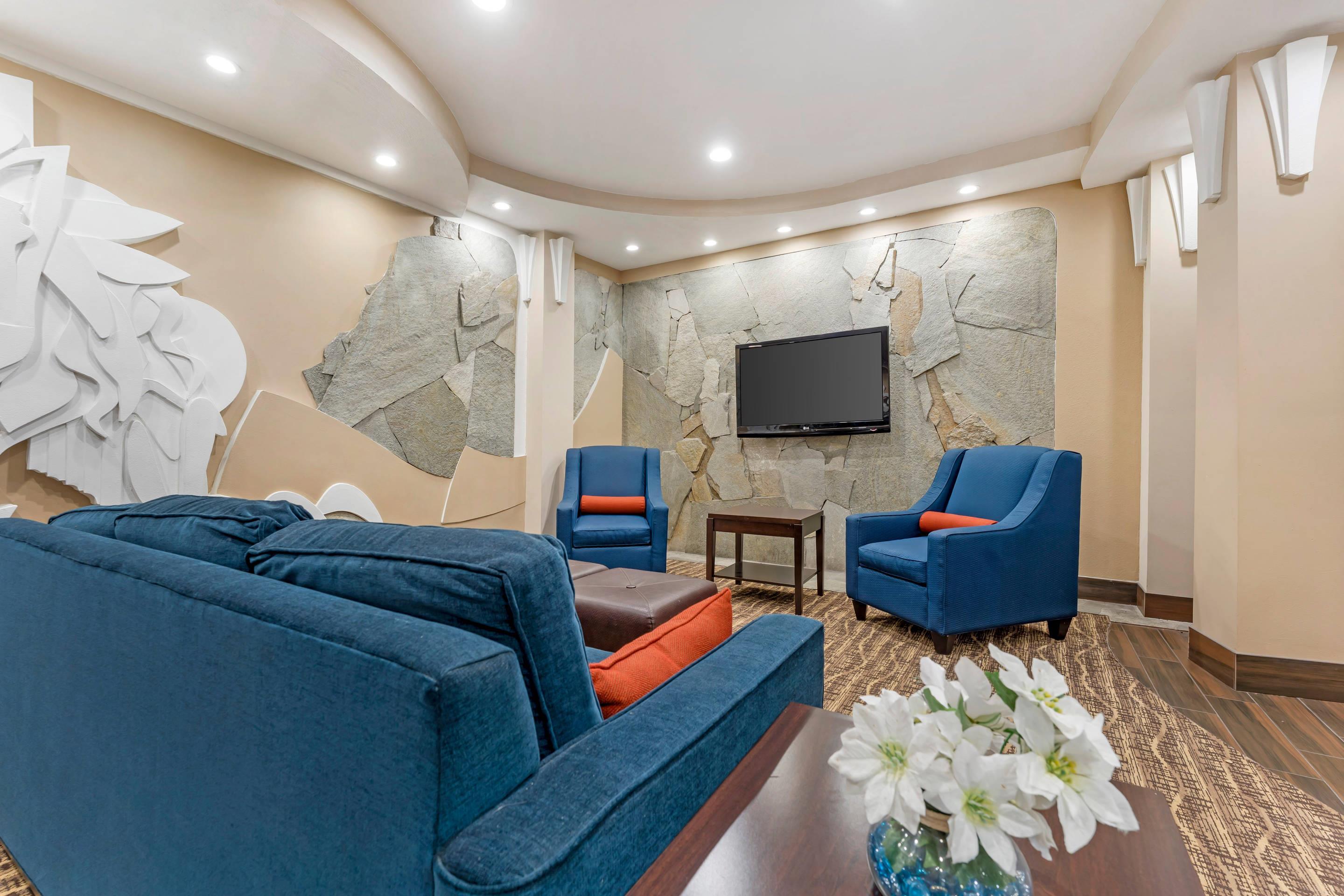 Hotel lobby | Comfort Suites Monroeville