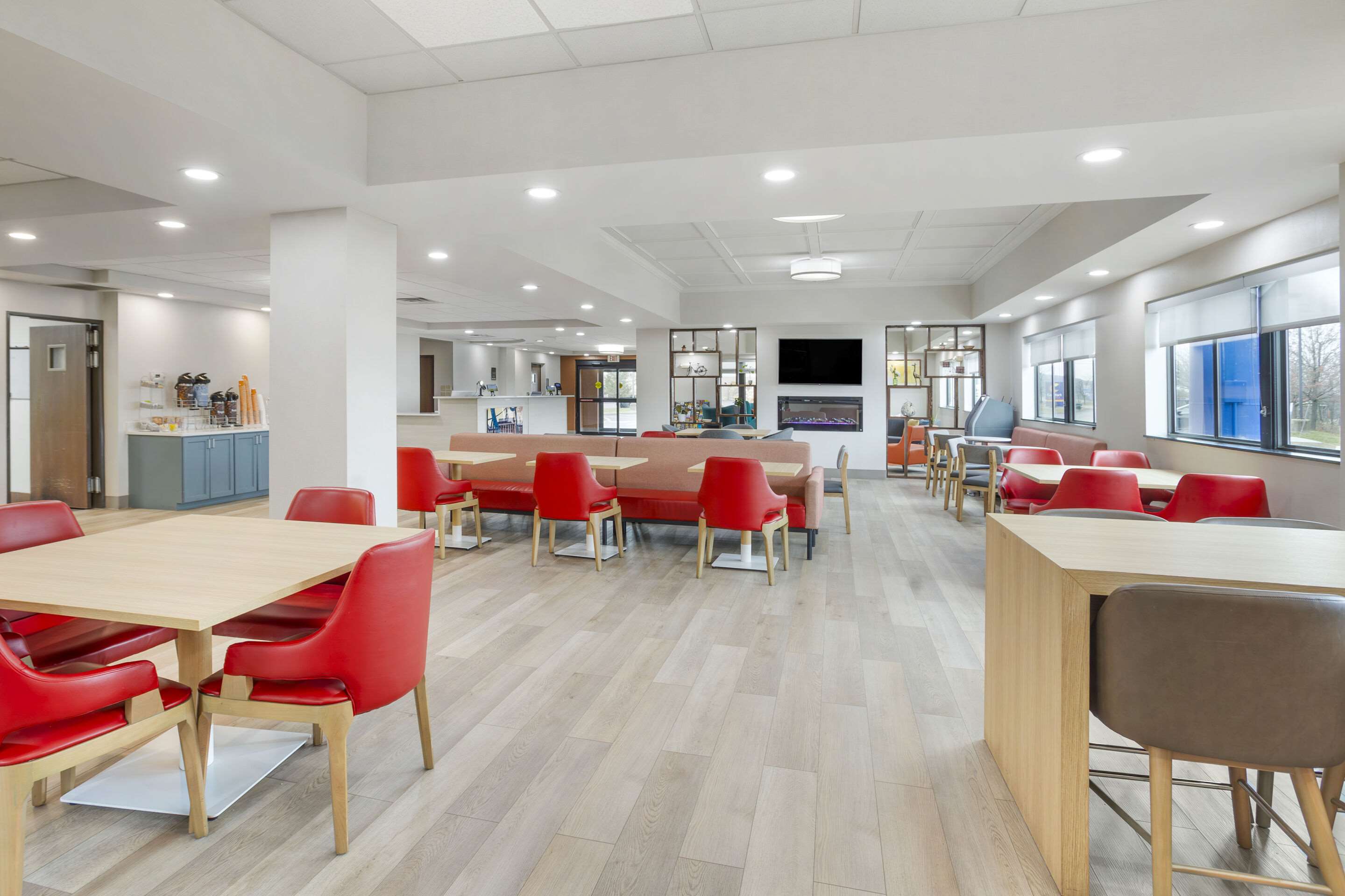 Breakfast area | Comfort Suites Bloomsburg