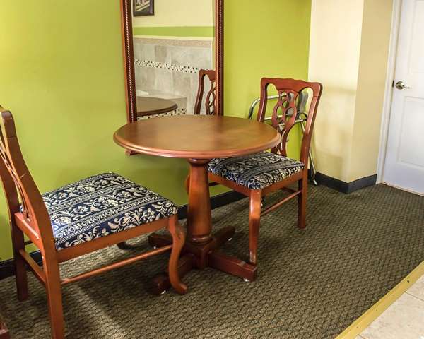  - Econo Lodge Jefferson Hills