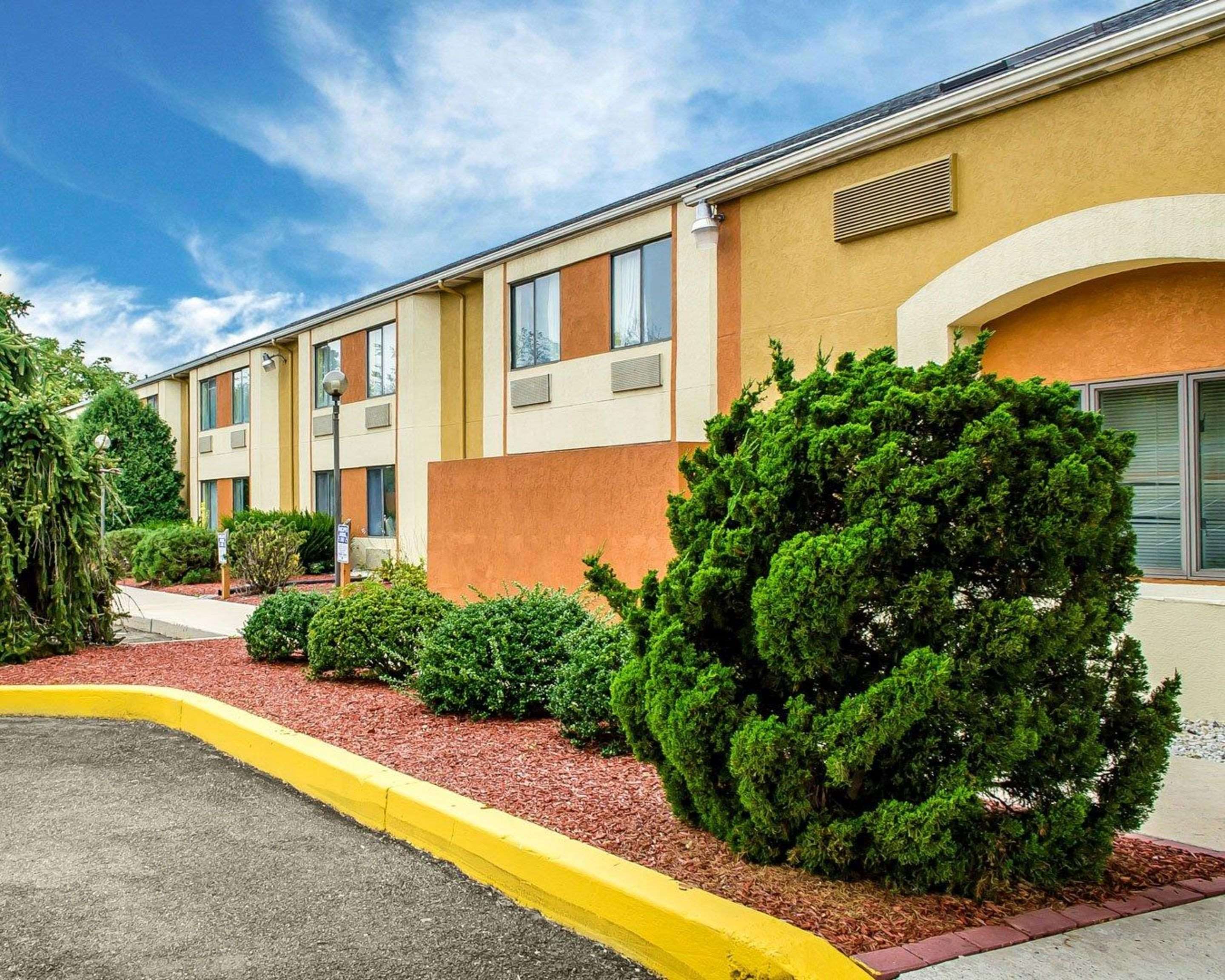 Hotel exterior | Econo Lodge