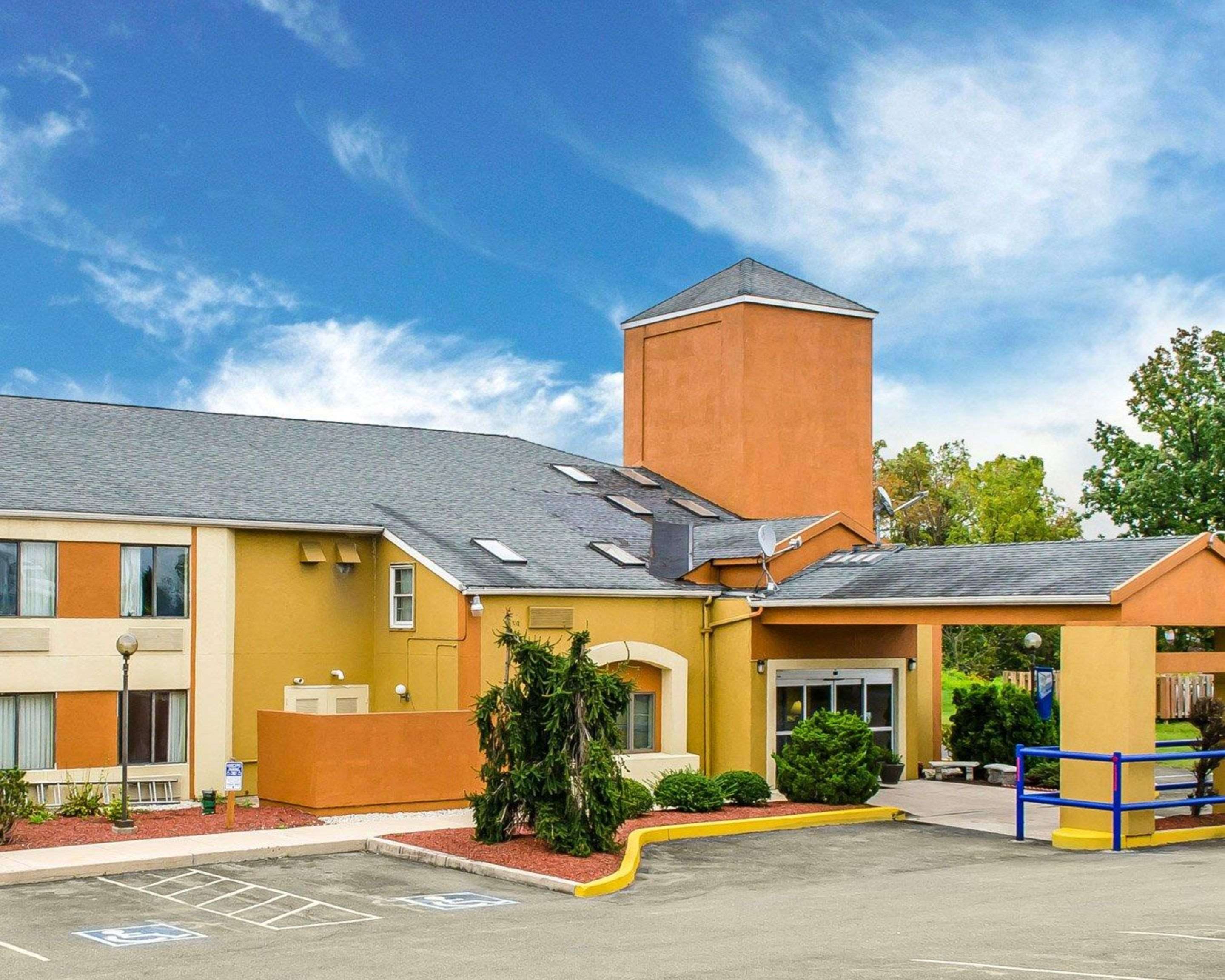 Hotel exterior | Econo Lodge