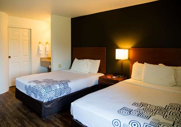  - Econo Lodge Northeast Harrisburg - I-81, Exit 77