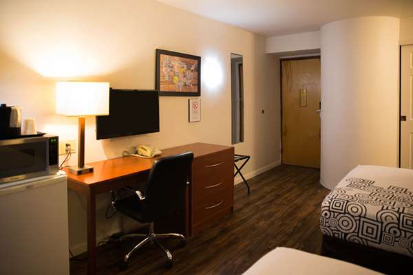  - Econo Lodge Northeast Harrisburg - I-81, Exit 77