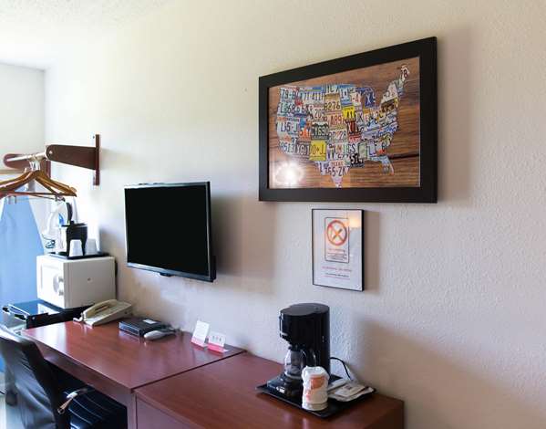  - Econo Lodge Northeast Harrisburg - I-81, Exit 77