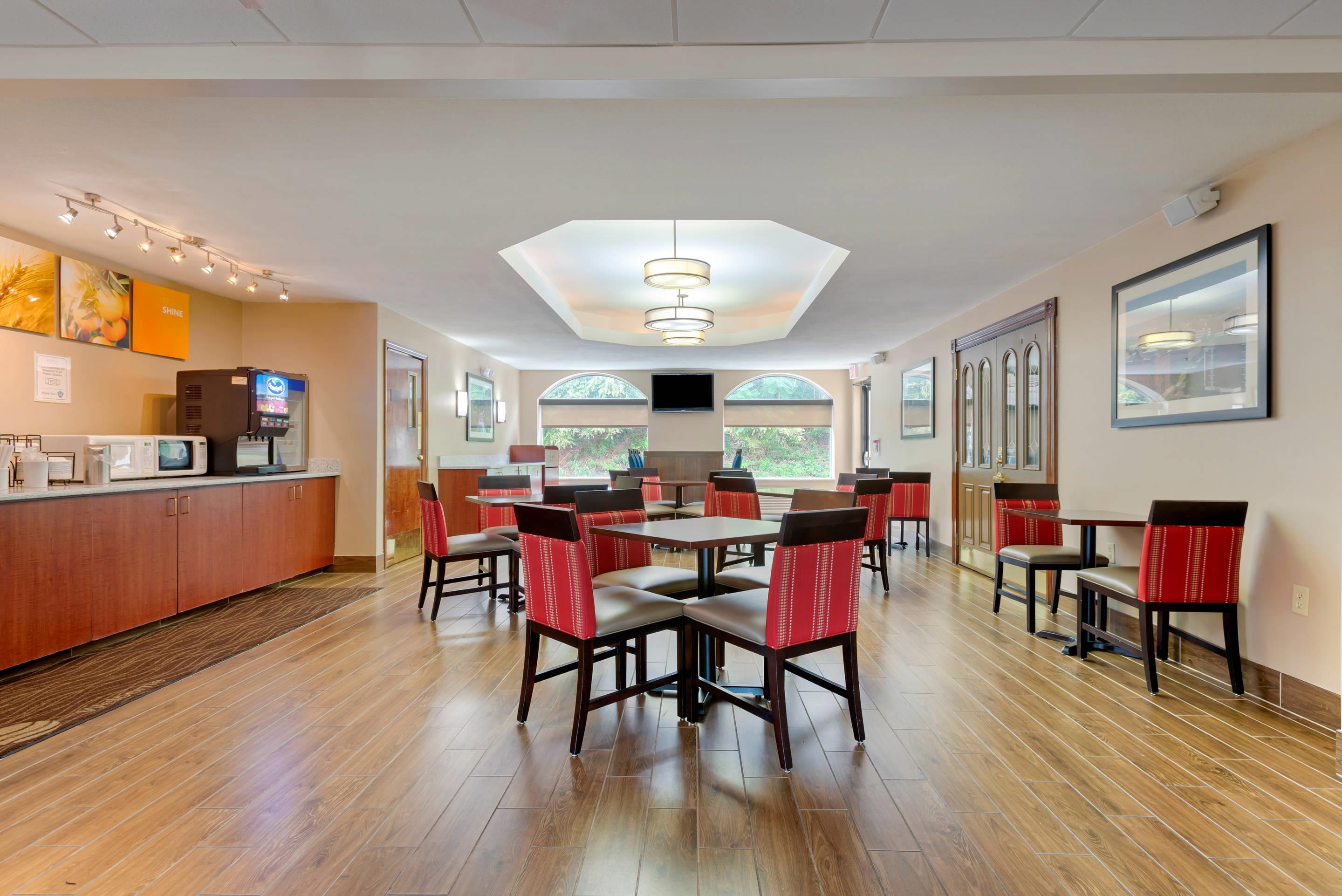 Breakfast area | Comfort Inn & Suites Wilkes Barre - Arena
