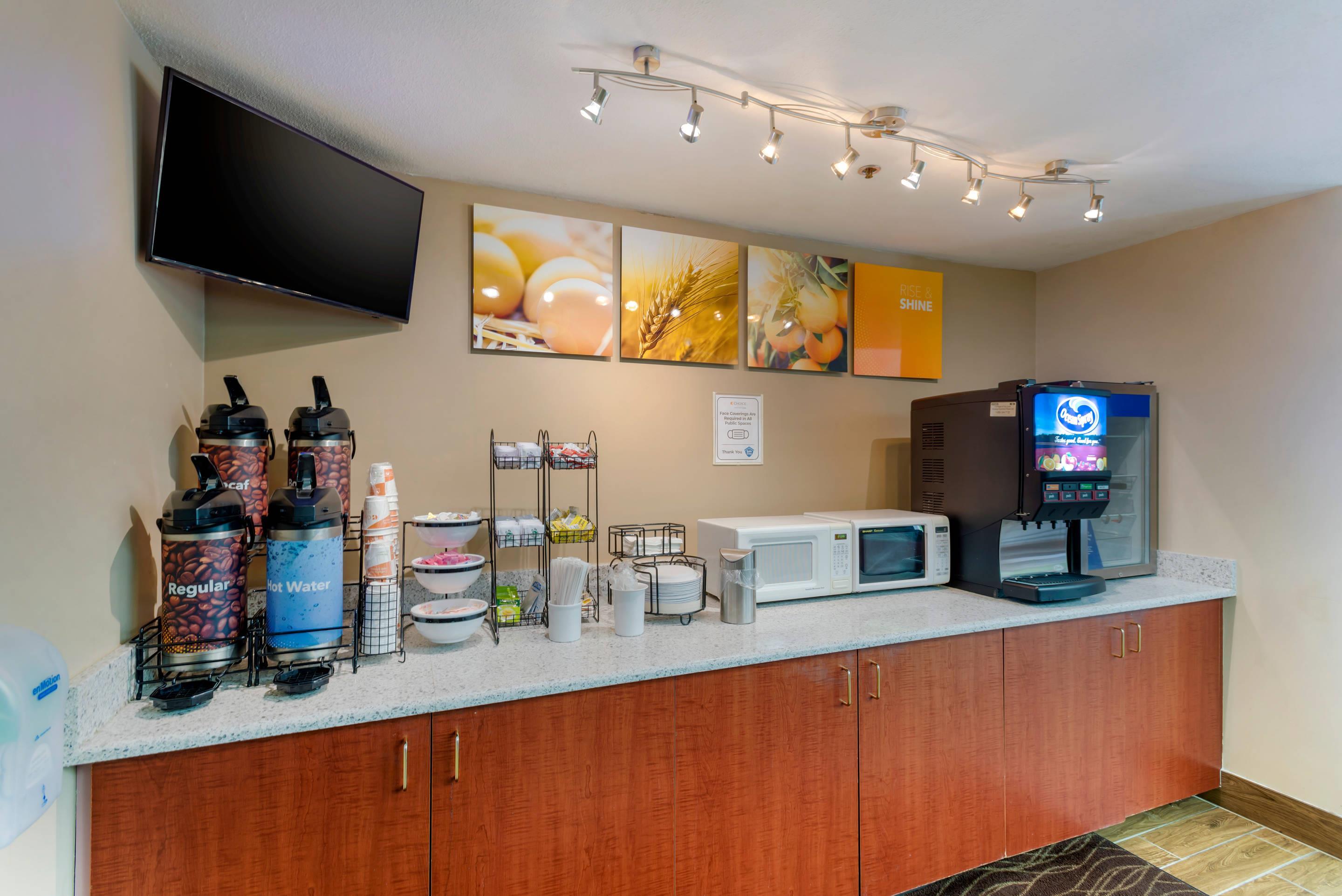 Breakfast area | Comfort Inn & Suites Wilkes Barre - Arena
