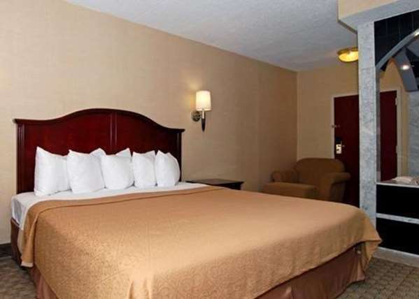 Suite - Quality Inn & Suites Bensalem - I-276, Exit 351 & 352