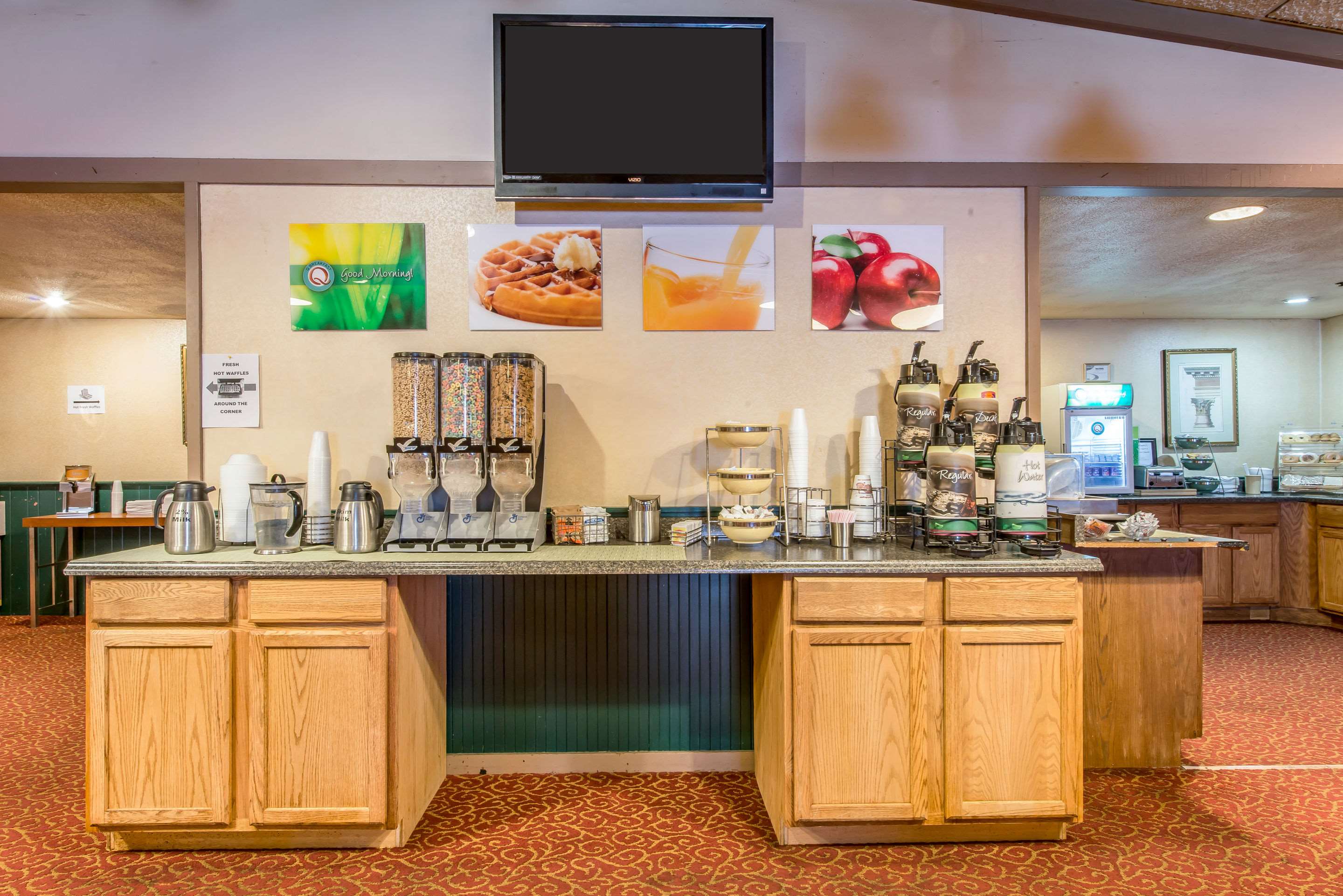 Breakfast area | Quality Inn and Conference Center Somerset