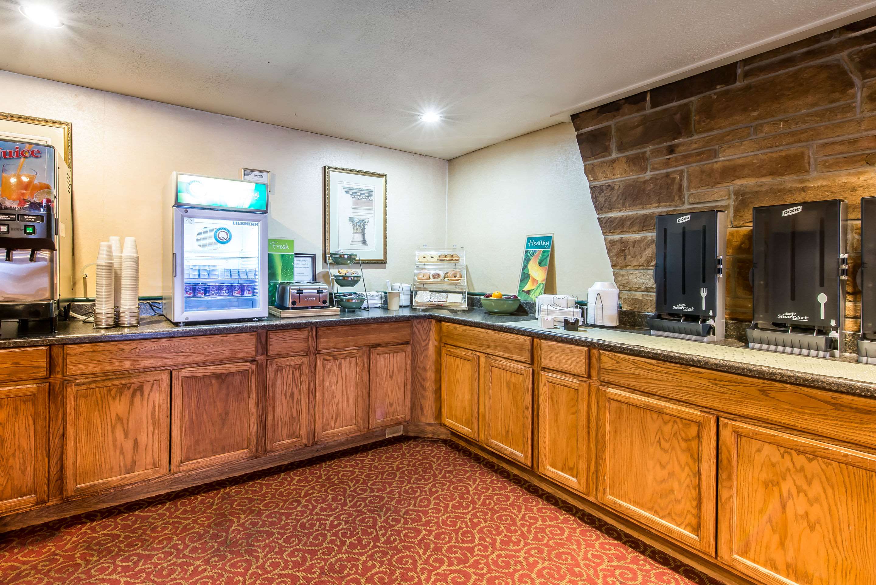 Breakfast area | Quality Inn and Conference Center Somerset