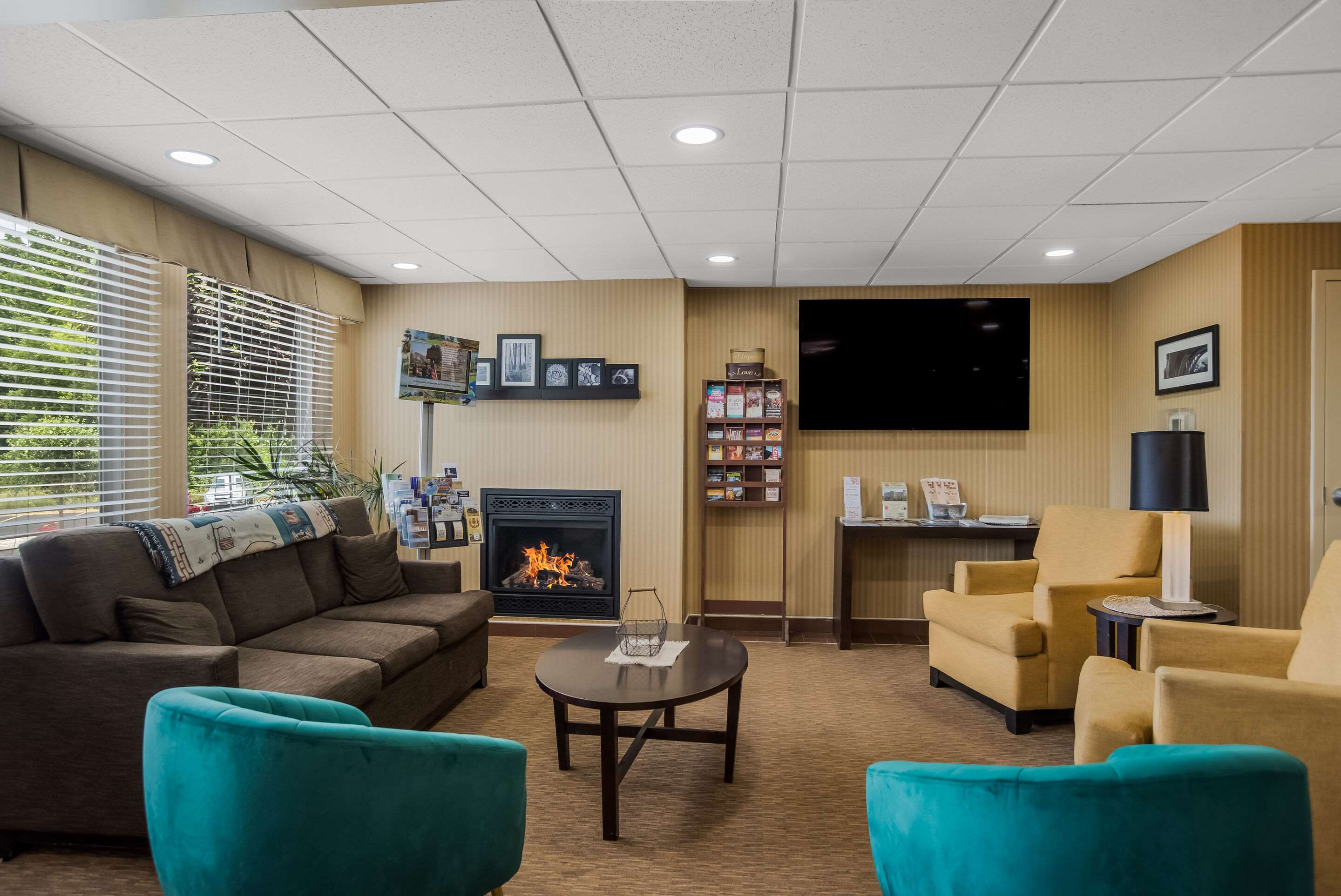 Lobby with sitting area | Quality Inn & Suites Chambersburg