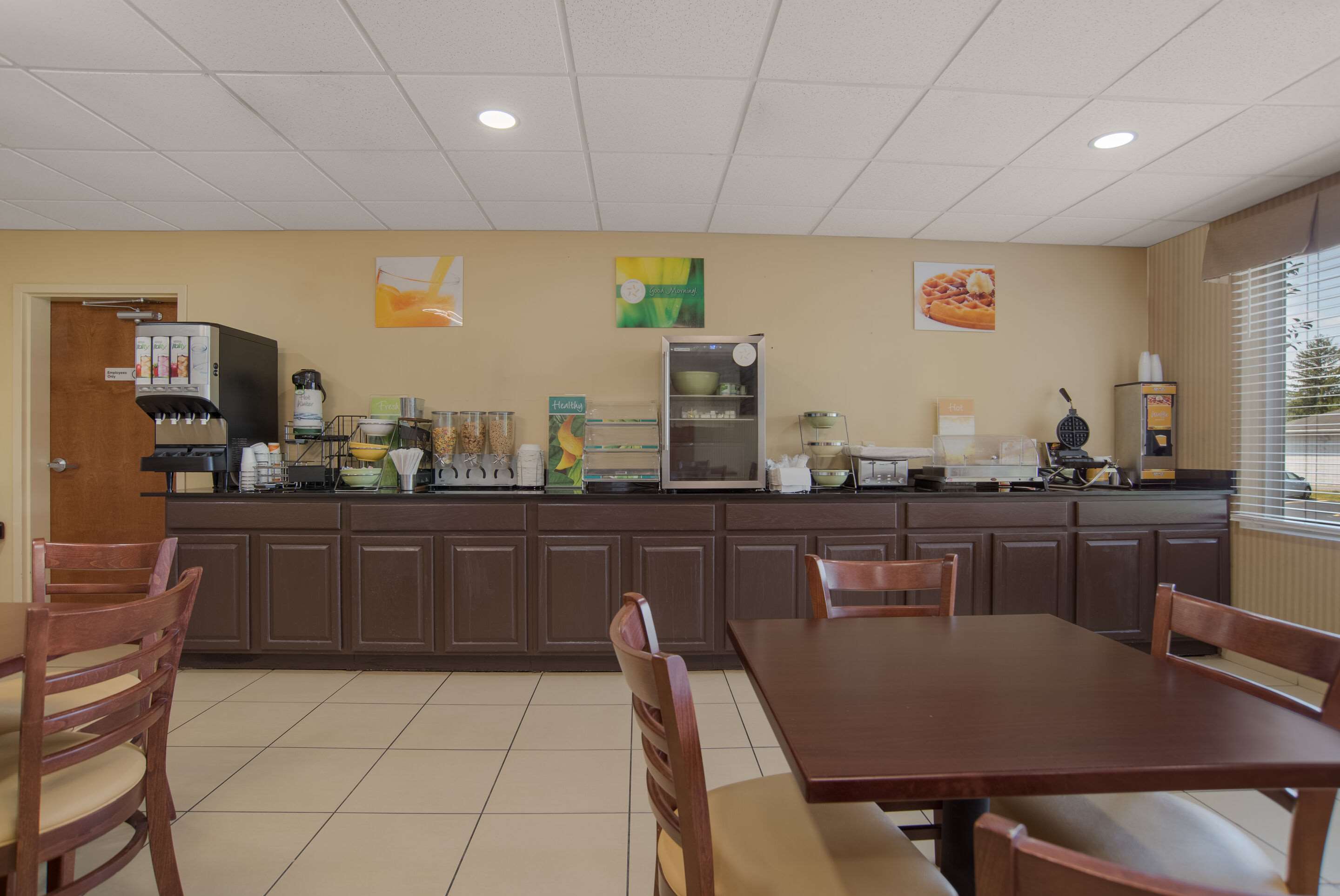Breakfast area | Quality Inn & Suites Chambersburg