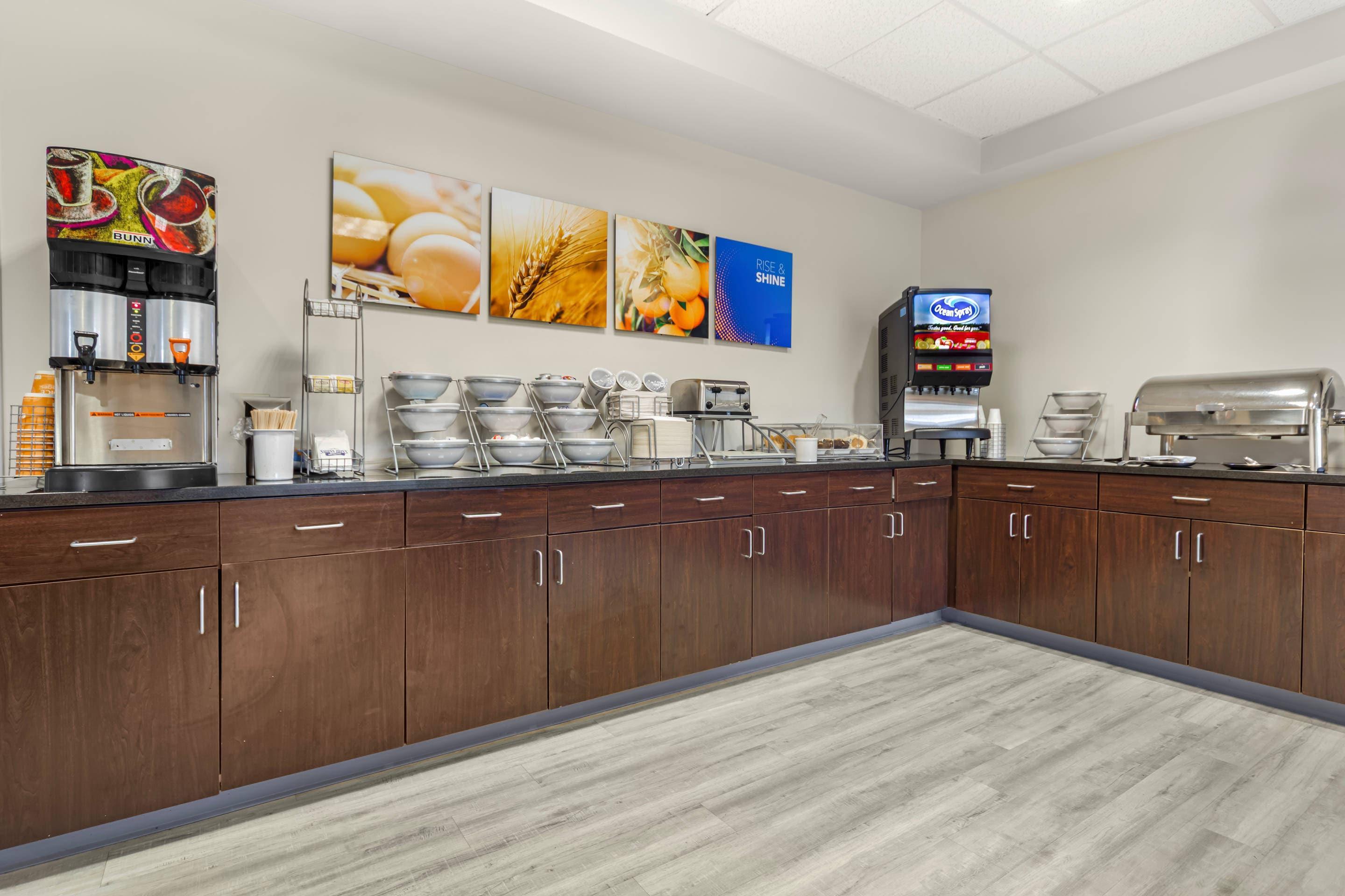 Breakfast area | Comfort Suites