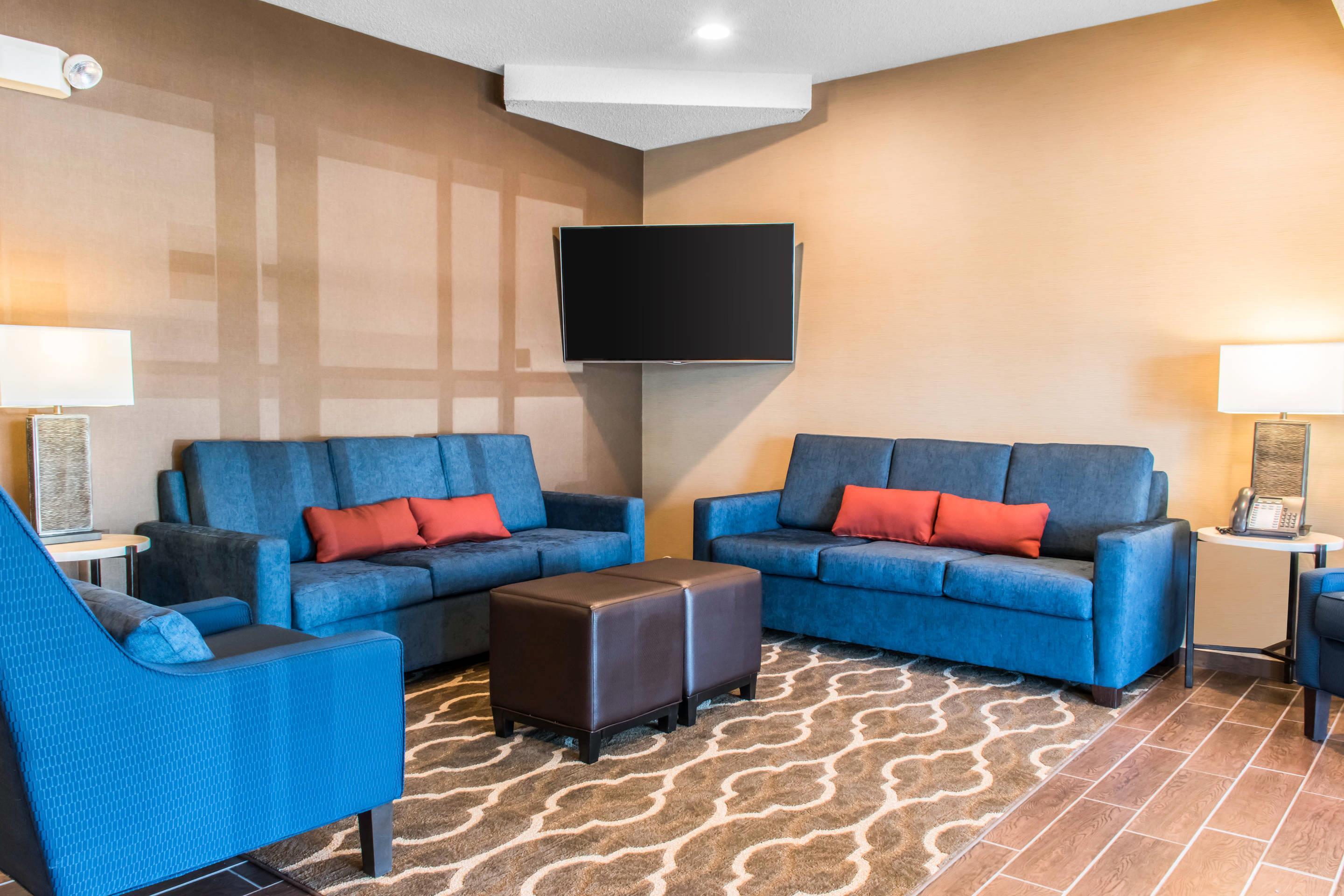 Lobby with sitting area | Comfort Inn Lancaster County