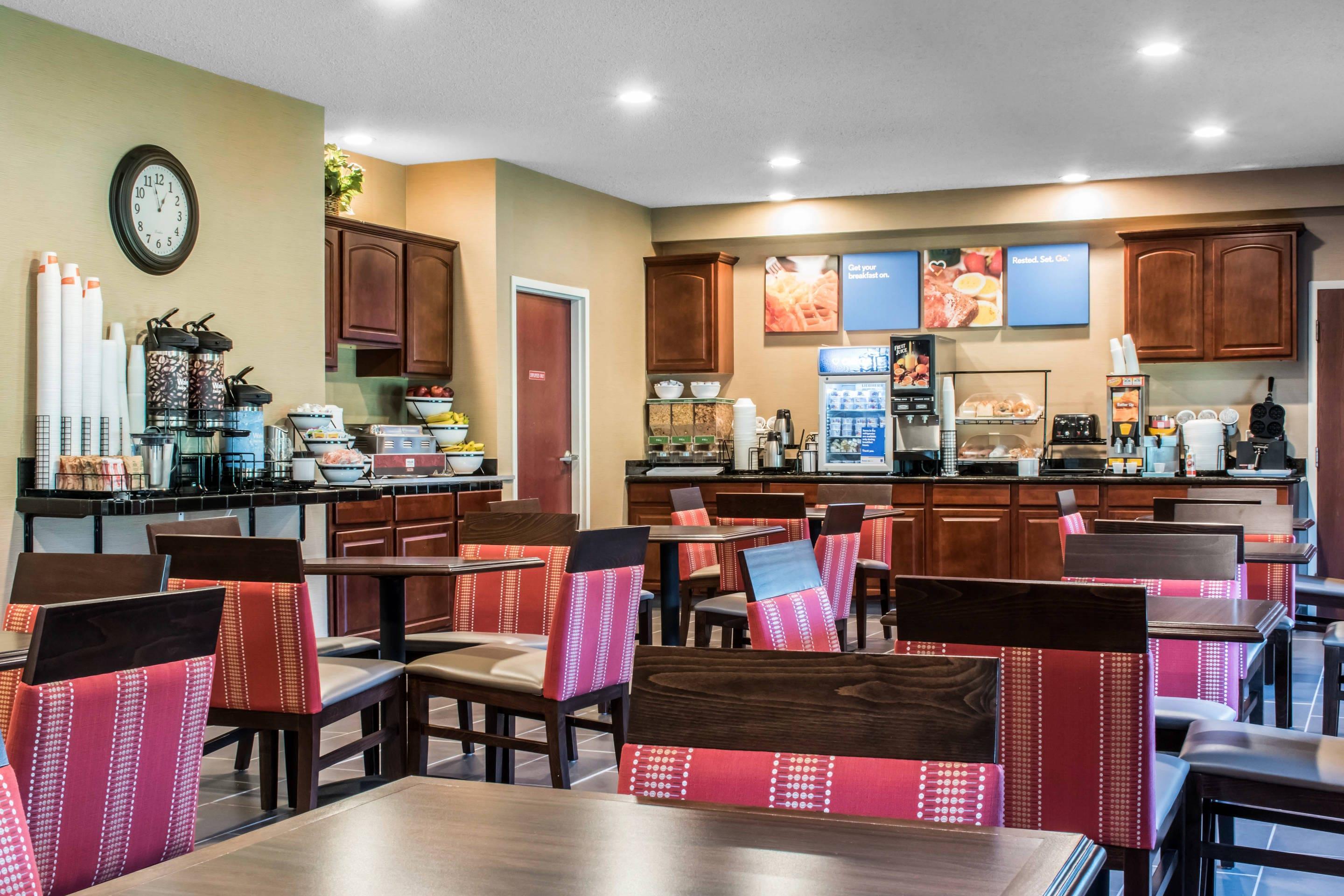 Breakfast area | Comfort Inn Lancaster County