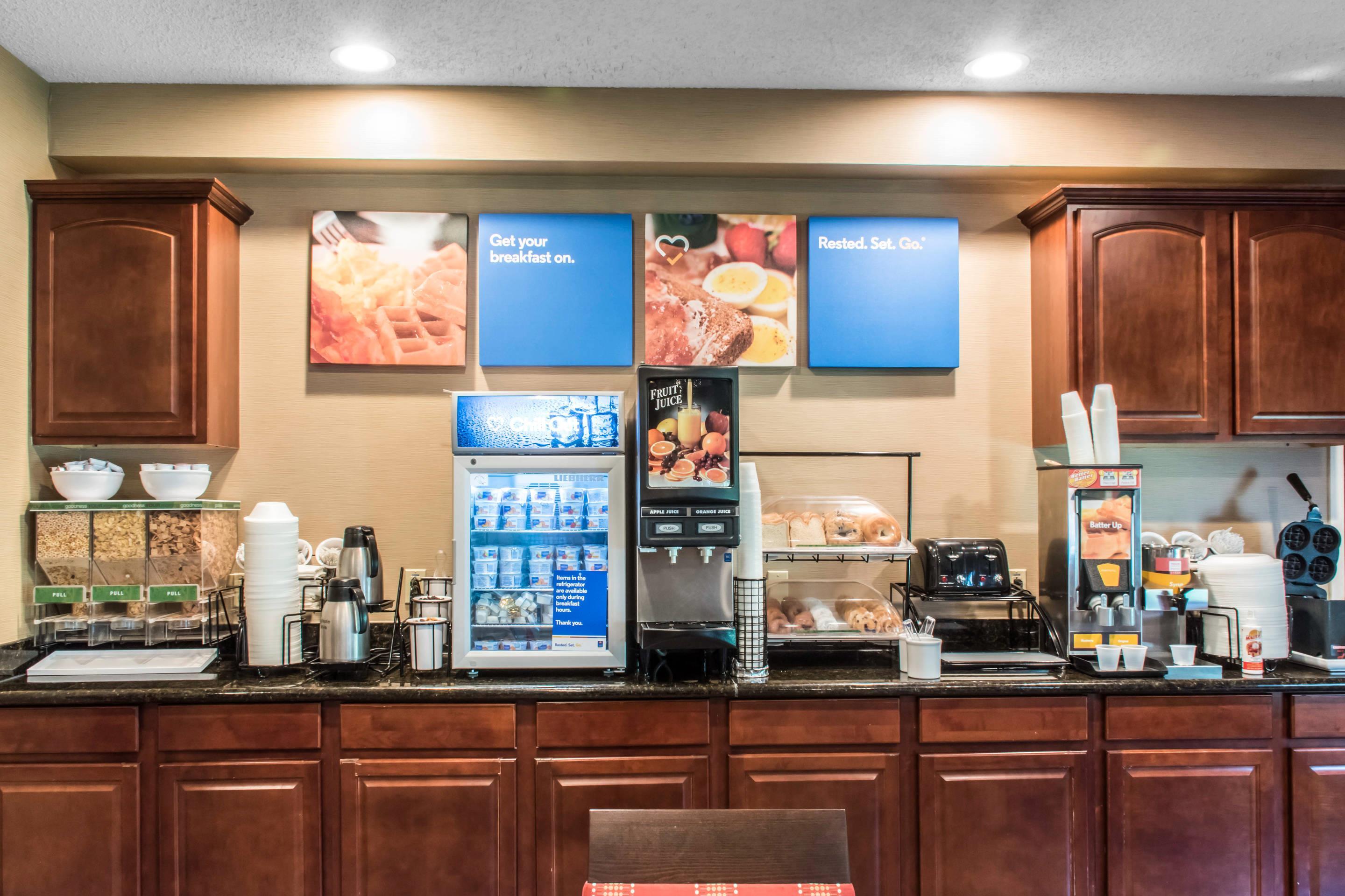Breakfast area | Comfort Inn Lancaster County