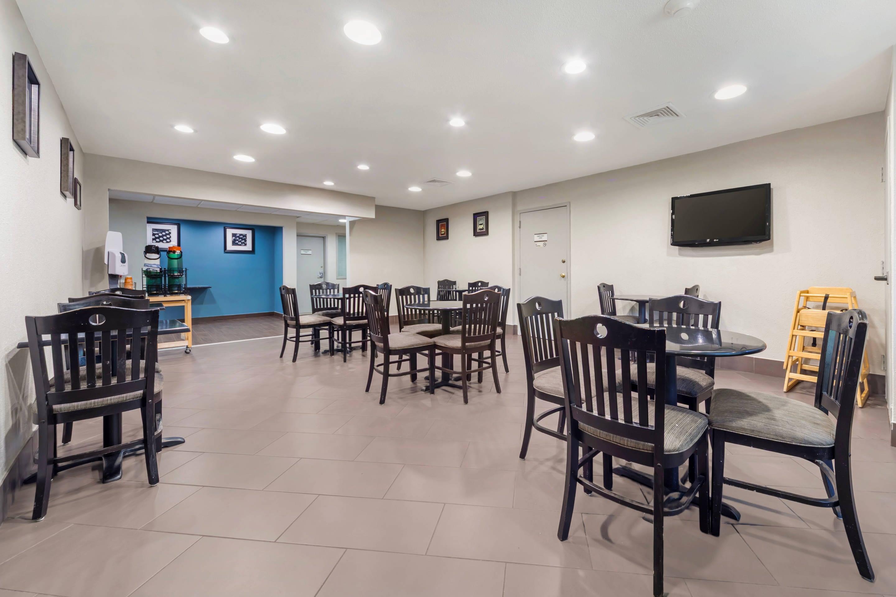 Breakfast area | Quality Inn & Suites NJ State Capital Area
