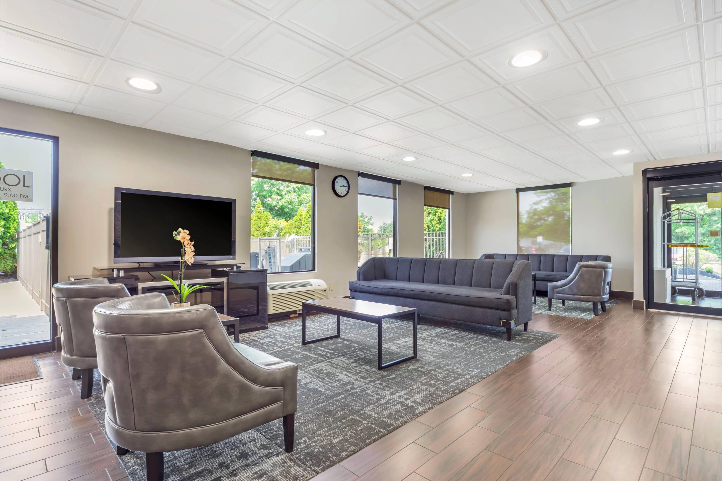 Lobby with sitting area | Quality Inn & Suites NJ State Capital Area