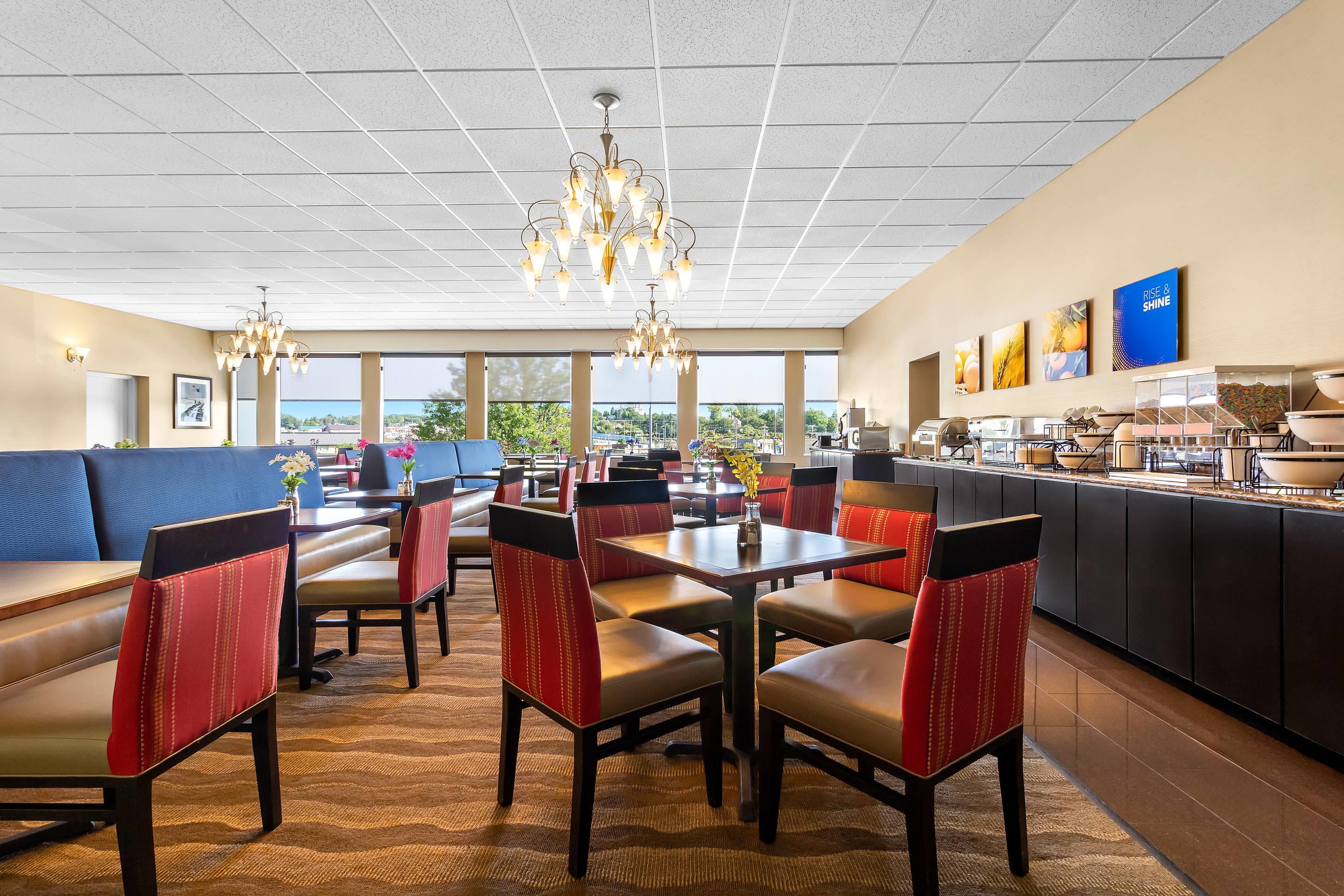 Enjoy breakfast in this seating area | Comfort Inn