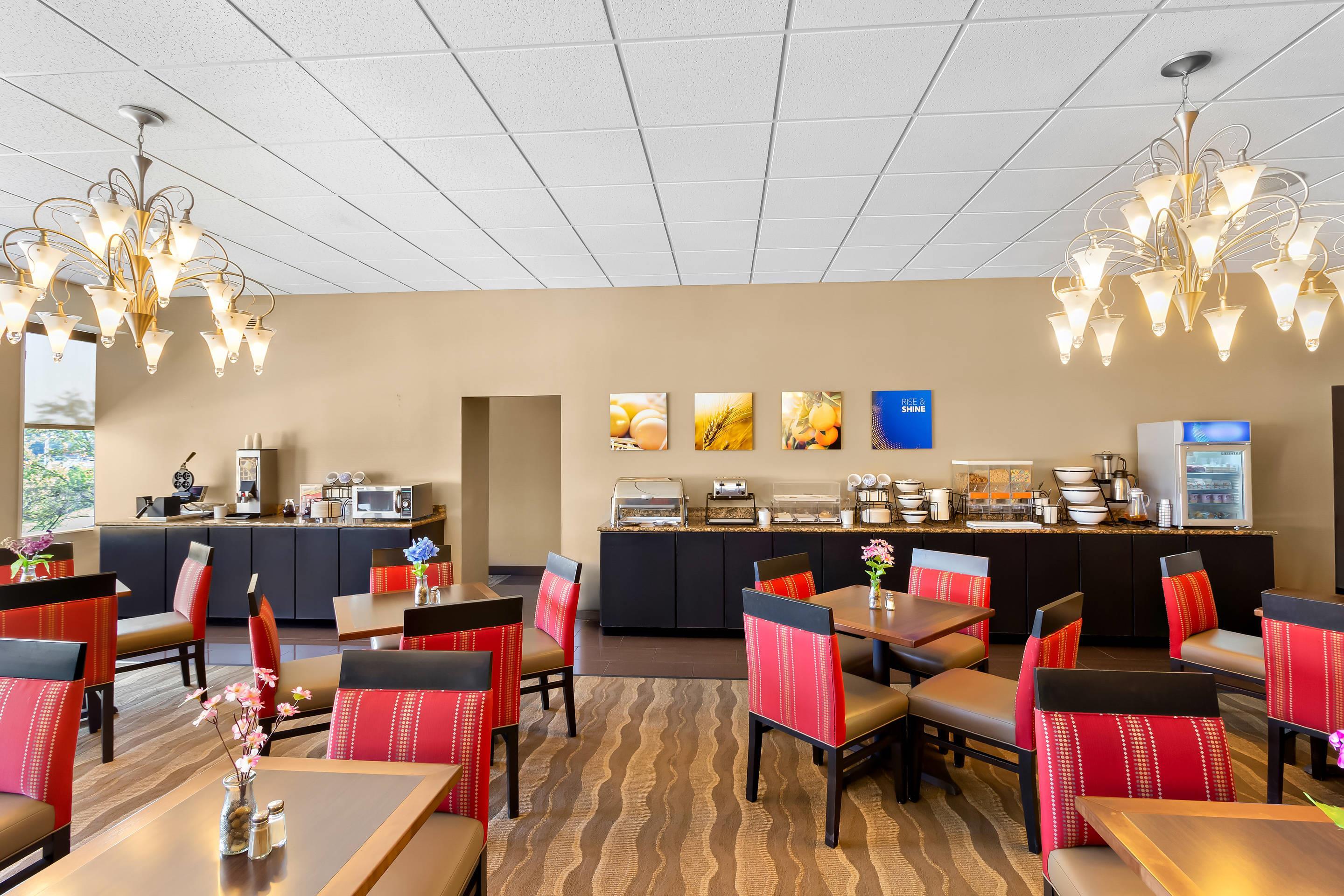 Enjoy breakfast in this seating area | Comfort Inn