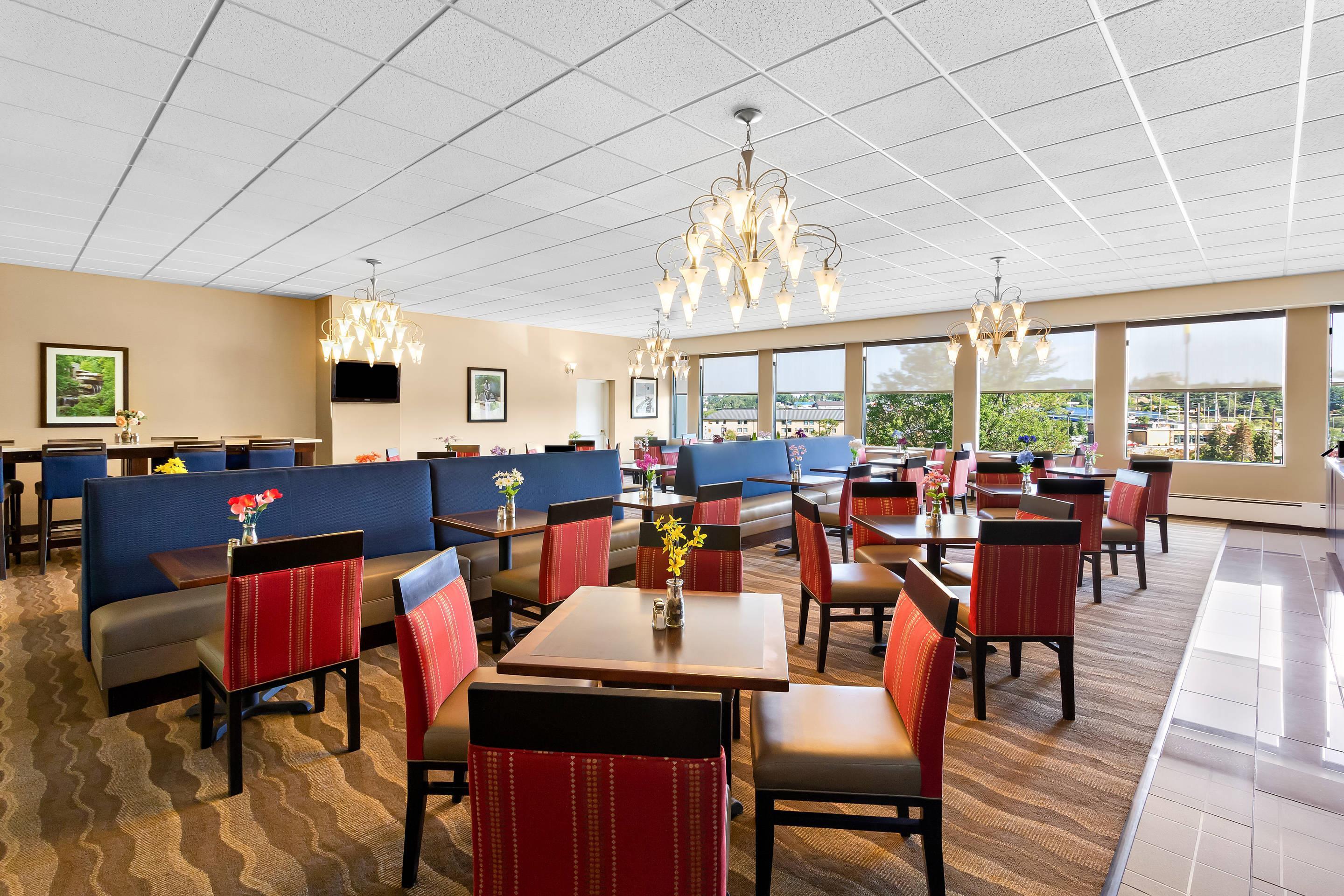 Enjoy breakfast in this seating area | Comfort Inn