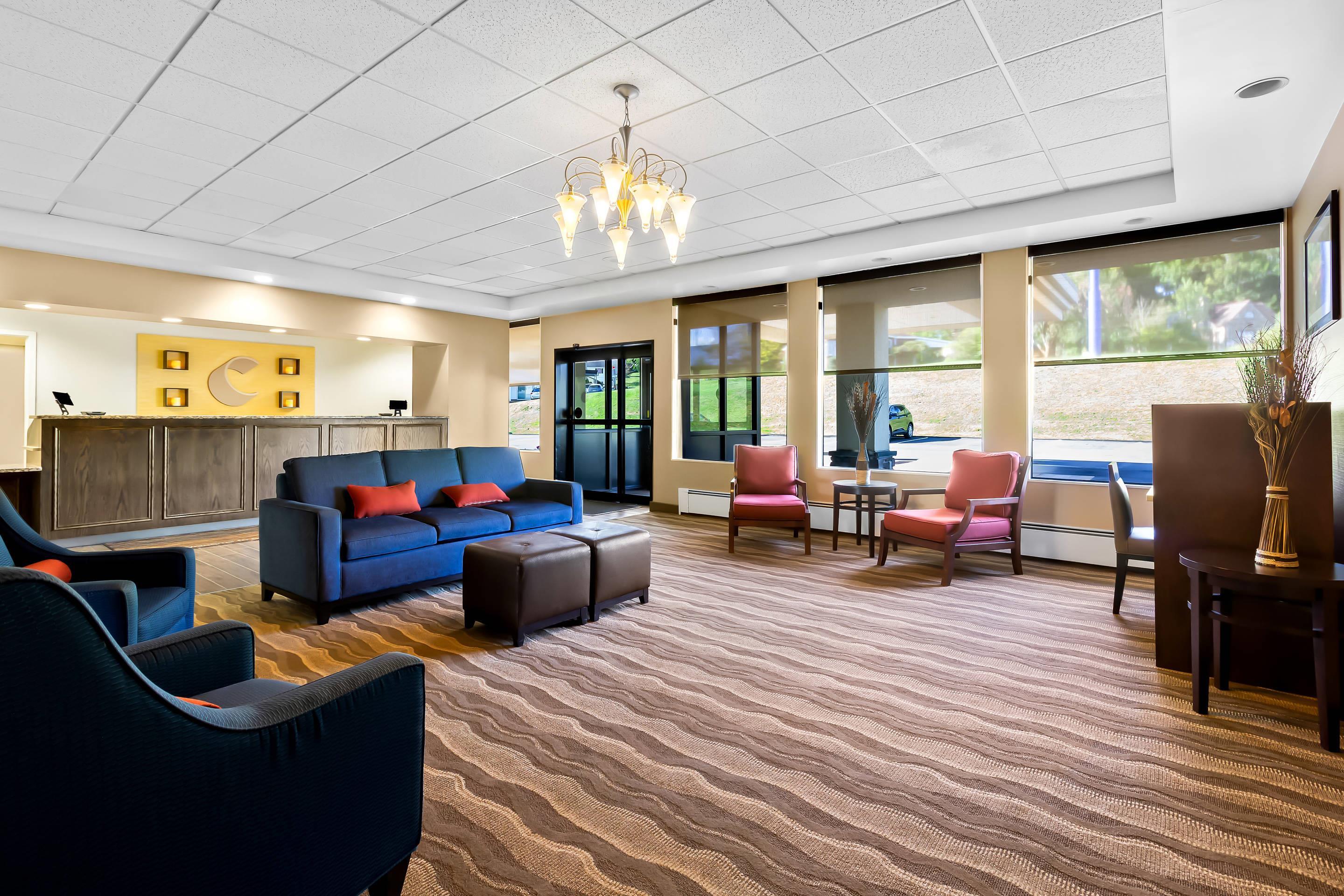 Lobby with sitting area | Comfort Inn
