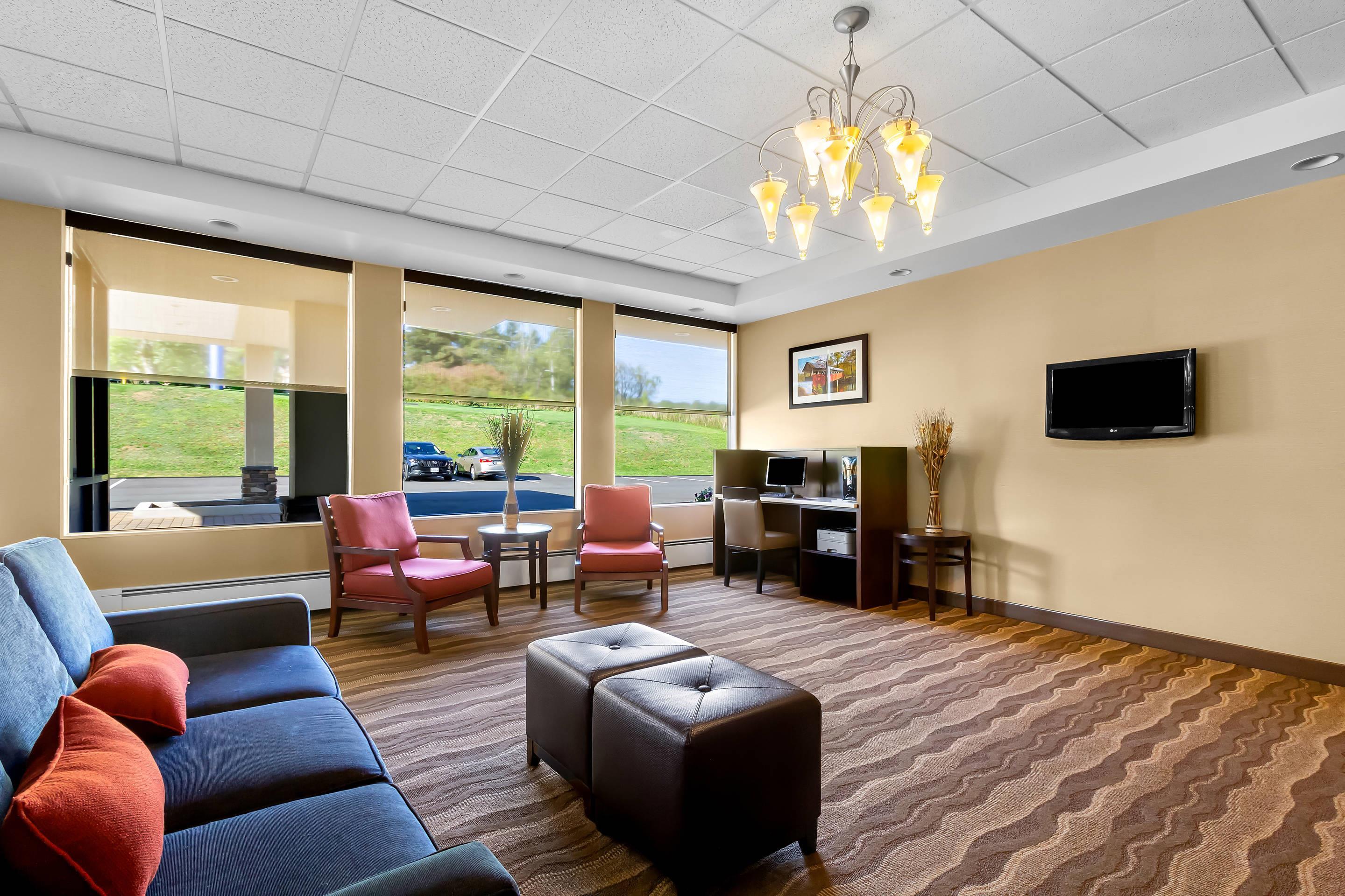 Lobby with sitting area | Comfort Inn