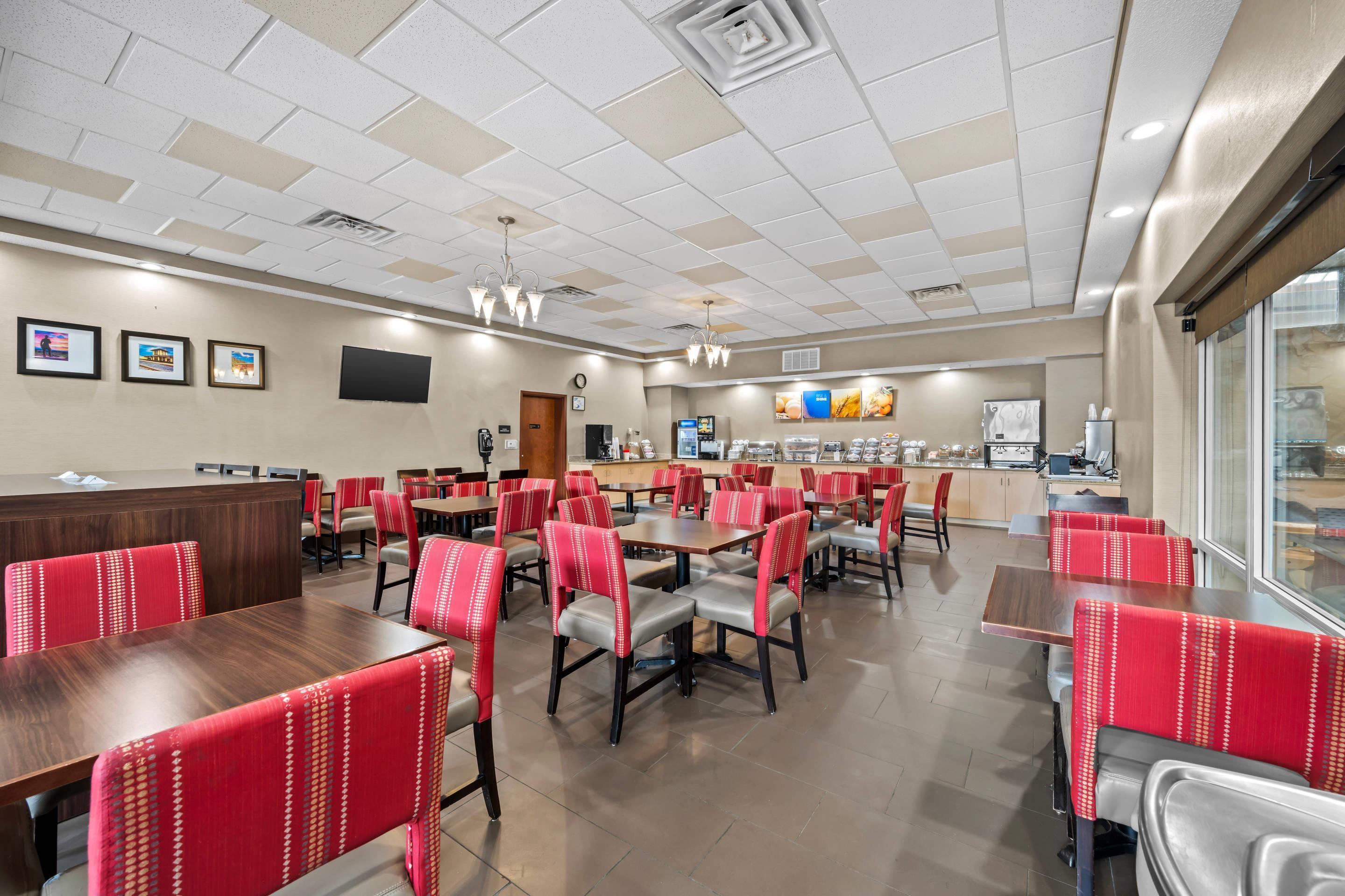 Breakfast area | Comfort Suites Near Gettysburg Battlefield Visitor Center