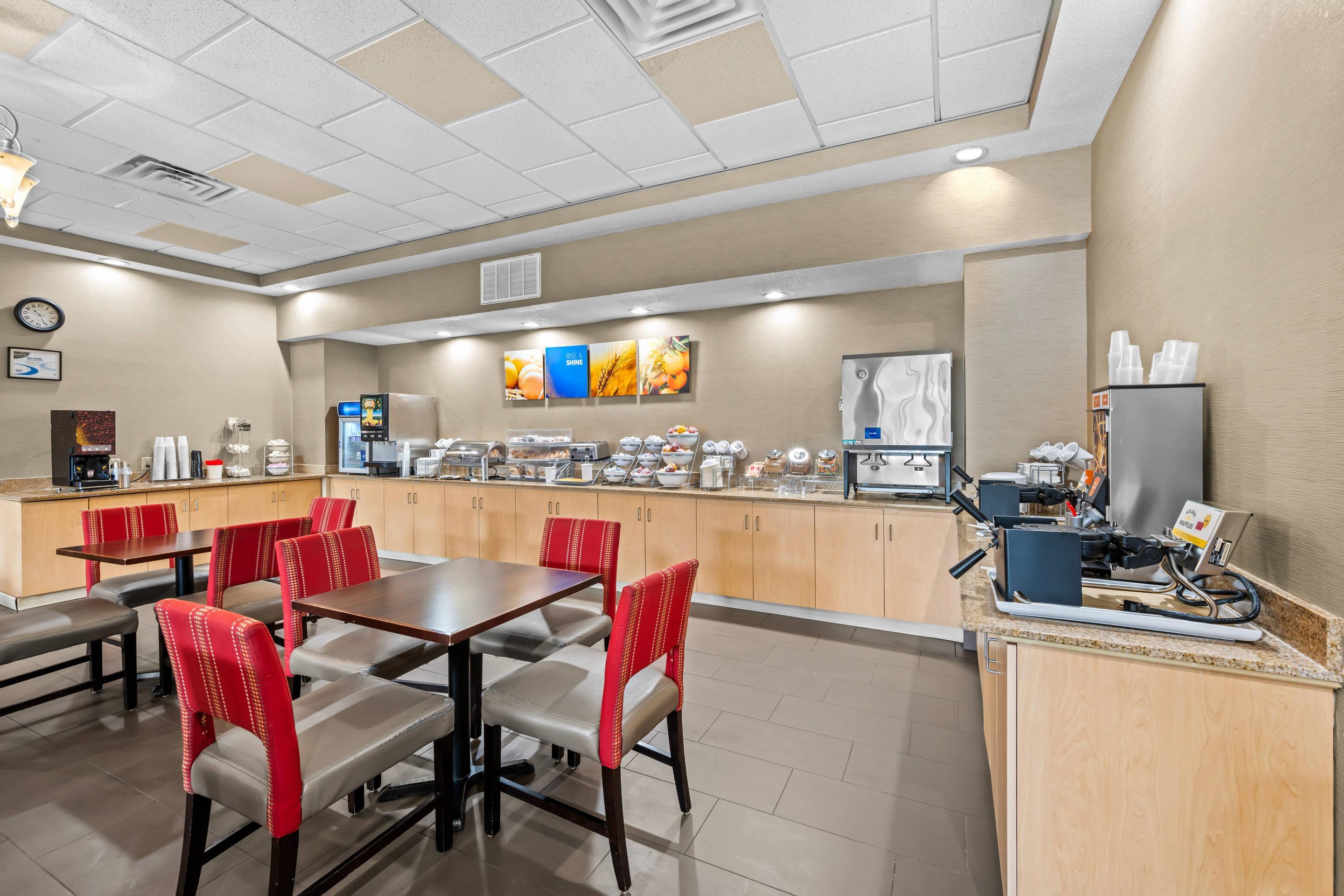 Breakfast area | Comfort Suites Near Gettysburg Battlefield Visitor Center