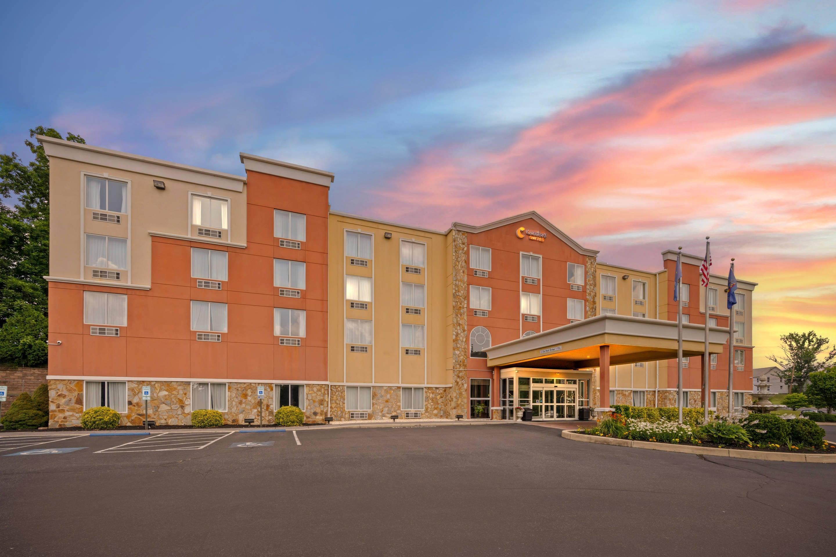 Hotel at night | Comfort Suites Near Gettysburg Battlefield Visitor Center
