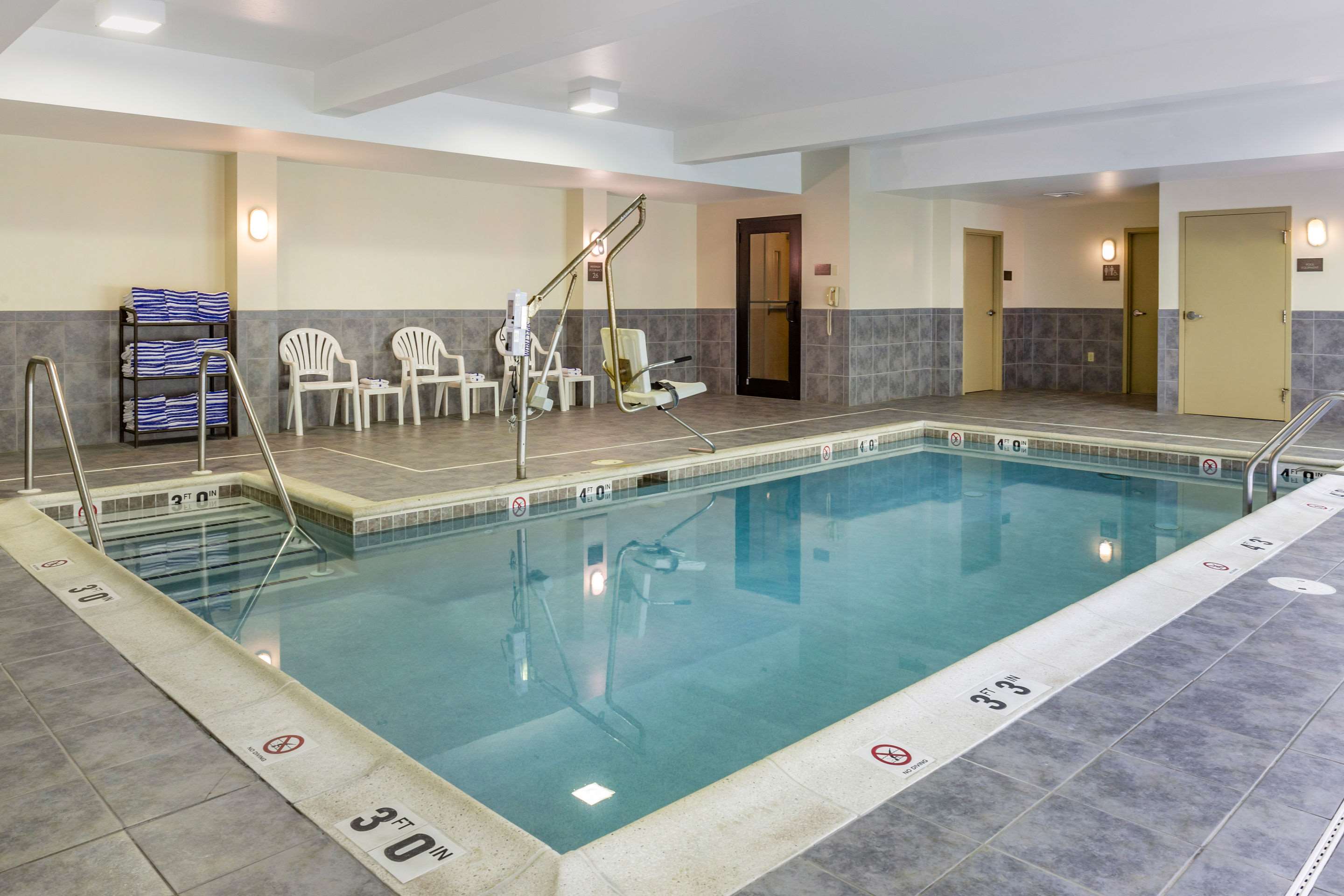 Indoor pool | Comfort Suites Amish Country