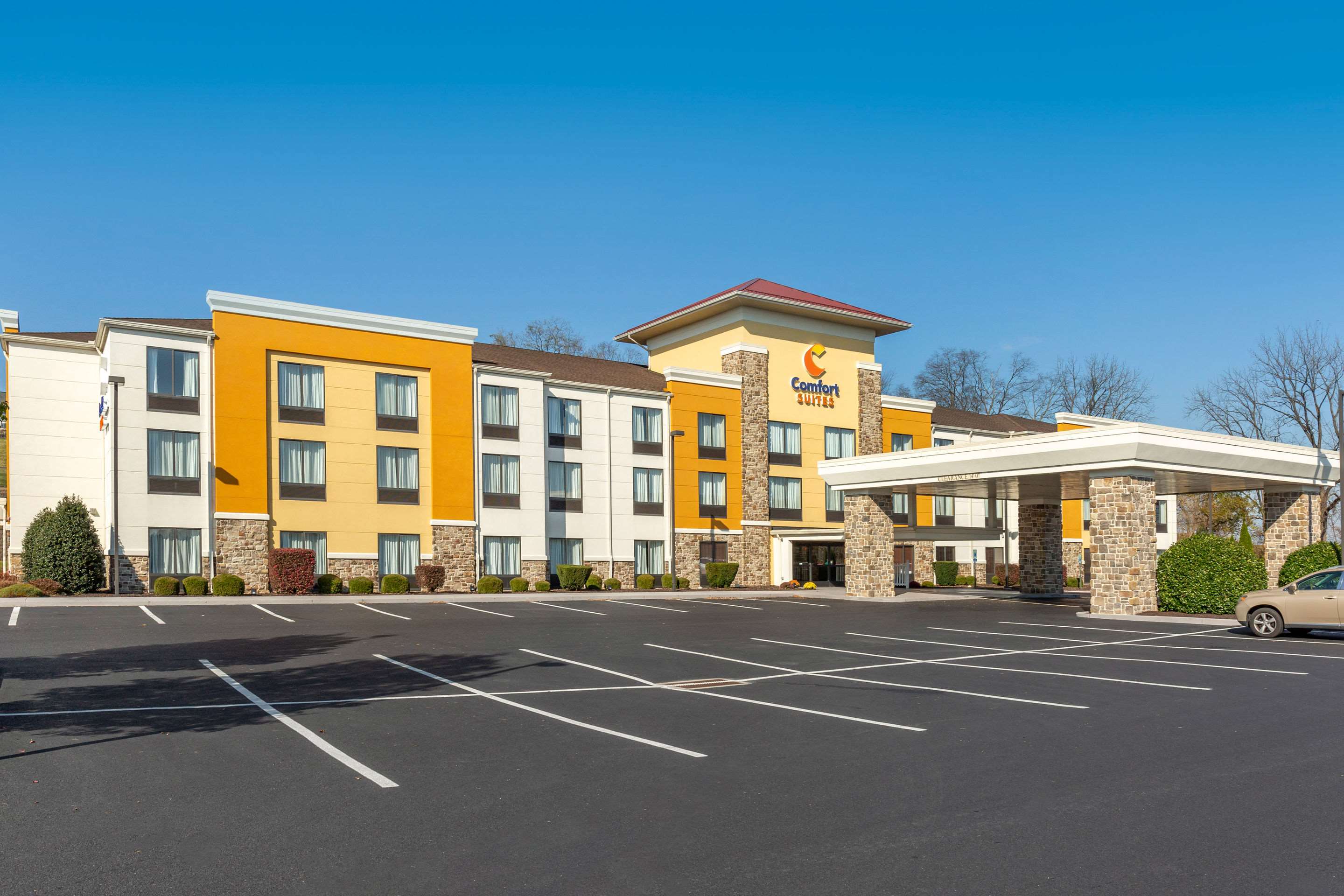 Hotel exterior | Comfort Suites Amish Country