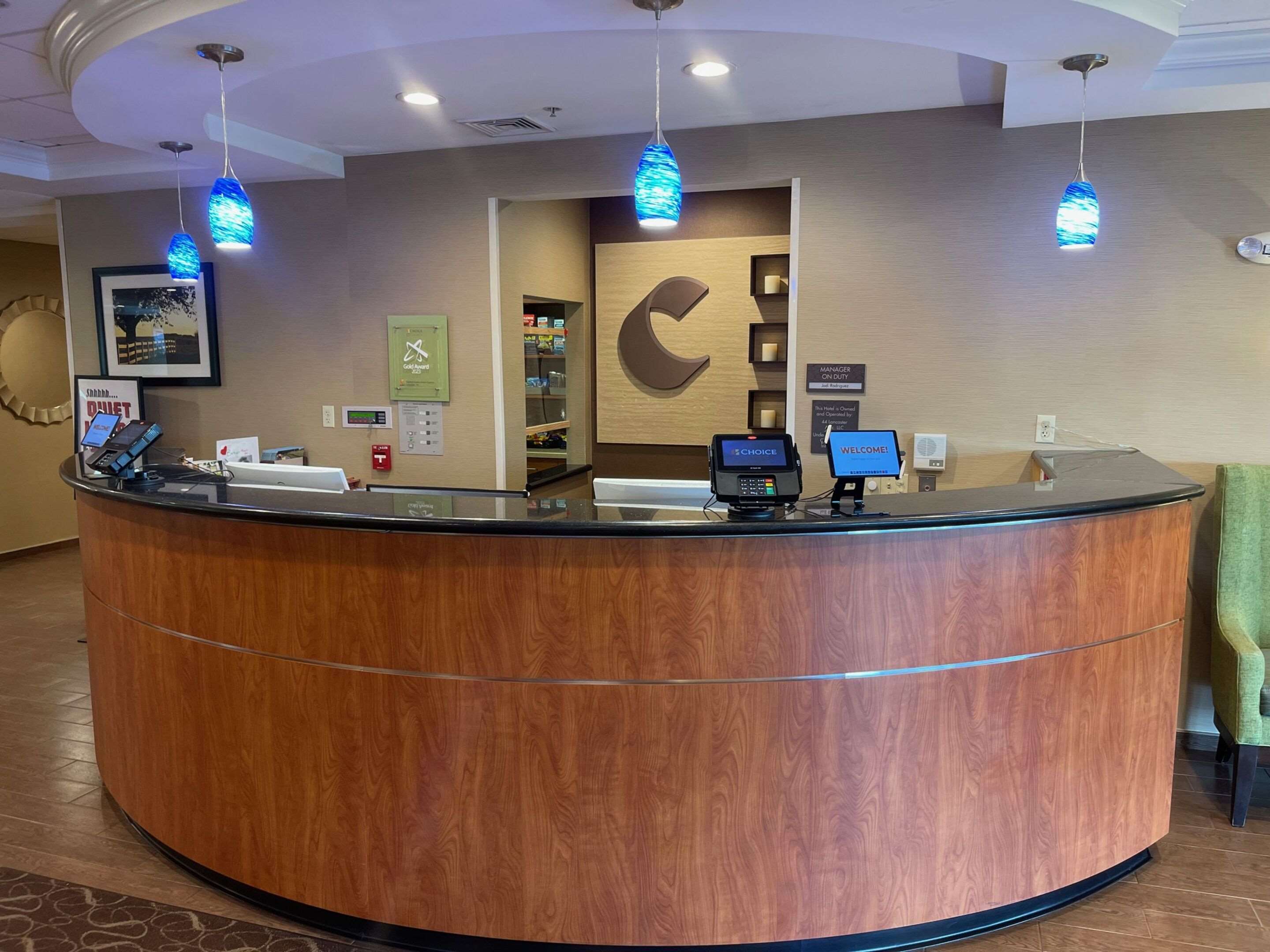 Front desk | Comfort Suites Amish Country