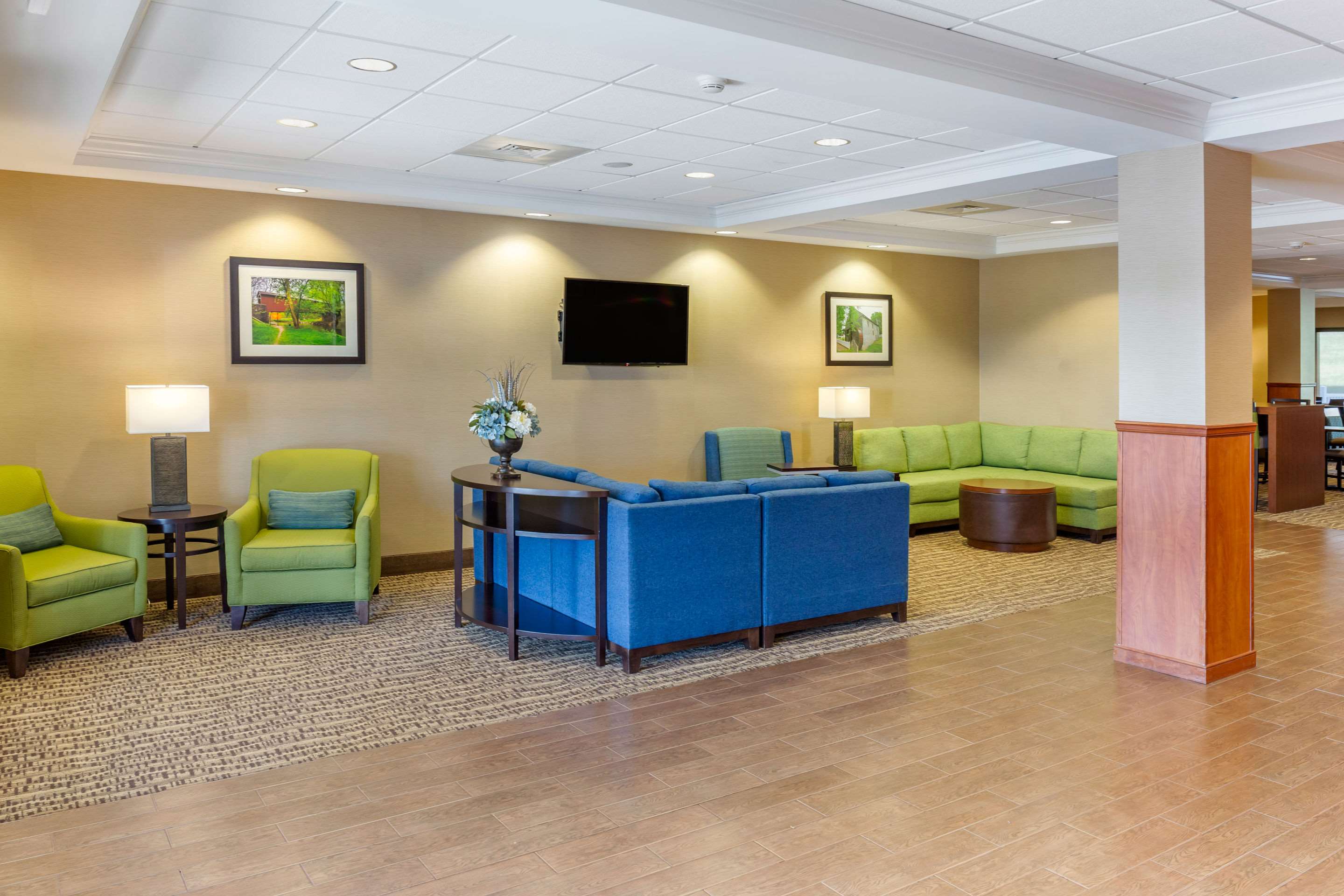 Hotel lobby | Comfort Suites Amish Country