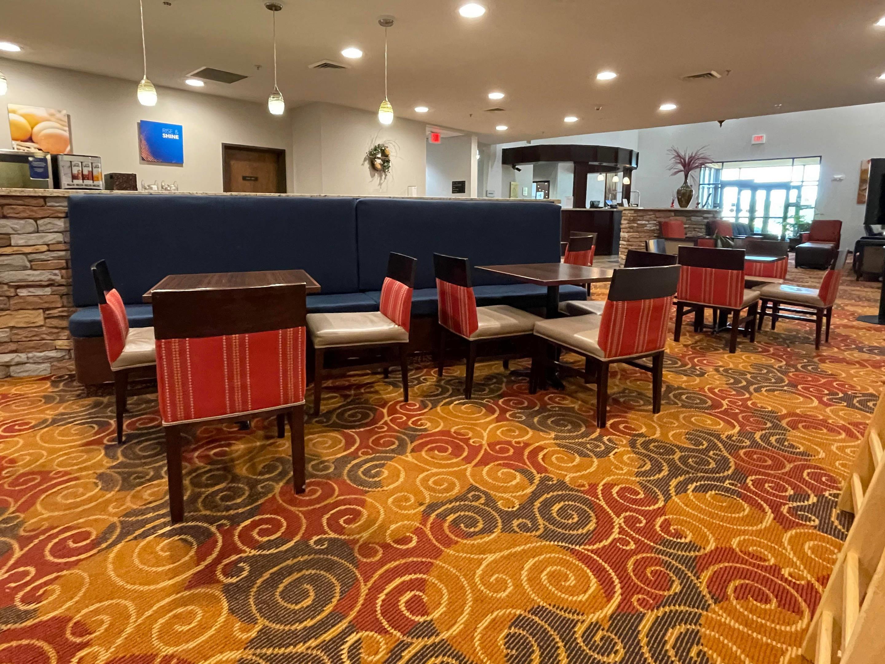 Breakfast area | Comfort Suites Altoona