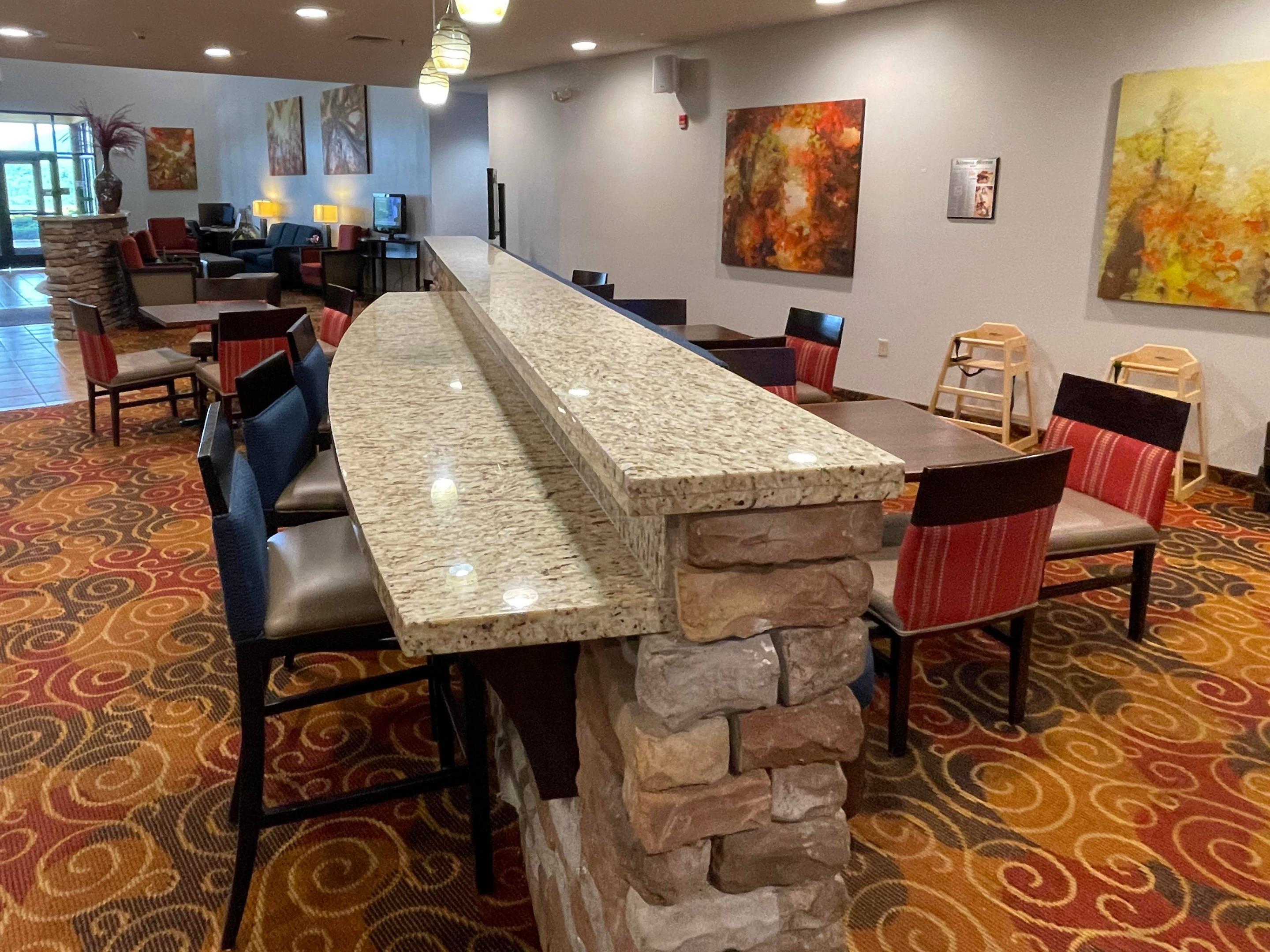 Breakfast area | Comfort Suites Altoona