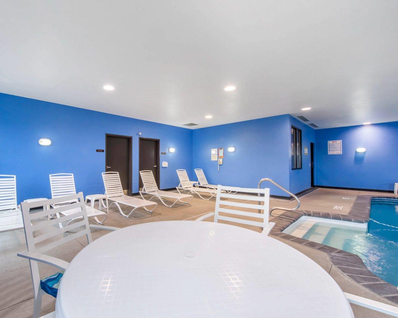 Indoor heated pool | Comfort Suites Altoona